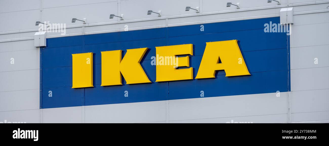 Trollhättan, Svezia - 09 ottobre 2022: Logo IKEA su una parete del magazzino. Foto Stock