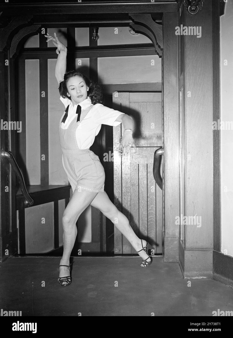 FLYING TREHERSAL ballerina birmana MARQUEEZ alle prove presso il Victorian Palace di Londra dopo aver volato da Bruxelles questa mattina. Questo pomeriggio, tornerà nella capitale belga per essere in tempo per la sua apparizione al cabaret a Bruxelles. Questo volo per le prove e il ritorno al cabaret sara' il suo programma giornaliero fino al 17 marzo, quando il suo contratto di cabaret terminera'. Le sue prove a Londra sono per la versione inglese del Folies Bergere che apre a Birmingham il 21 marzo . 9 marzo 1949 Foto Stock