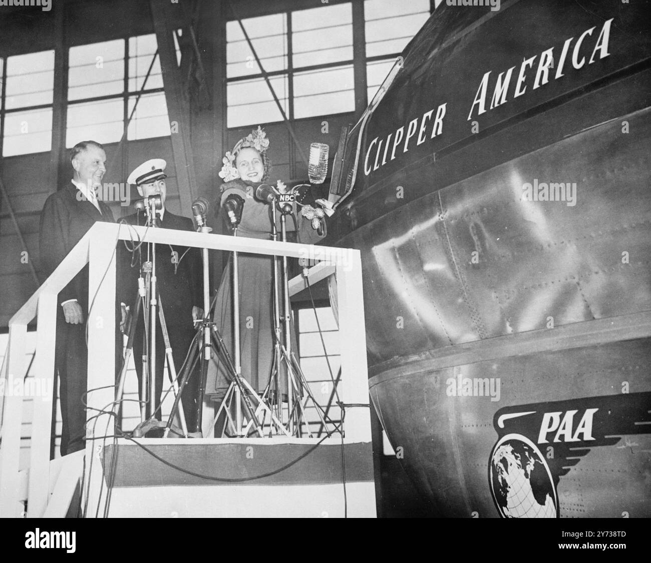 LA GIGANTE DEL CIELO BATTEZZATA MARGARET TRUMAN , figlia del presidente degli Stati Uniti , si prepara a rompere la tradizionale bottiglia di champagne sul naso del Clipper '' AMERICA'' per battezzare il nuovo gigante del cielo della Pan American Airways all'Aeroporto Nazionale di Washington . A guardare Miss Truman ci sono Juan Trippe ( a sinistra ) , presidente panamericano , e capitano Scott Flower , pilota della Pan American Airways che ha contribuito allo sviluppo dello Stratocruiser e ha effettuato numerosi test di volo del velivolo, che è il più grande aeroplano commerciale del mondo . Entrando in funzione quest'estate volerà senza sosta Foto Stock