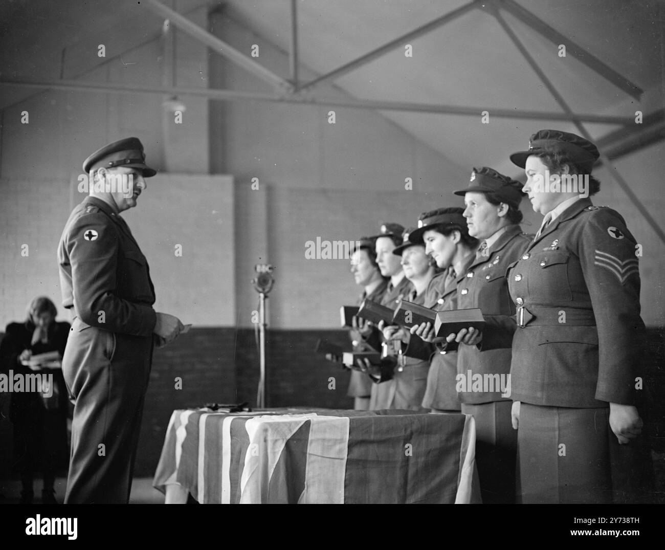 UN NUOVO NOME PER QUESTE RAGAZZE - - - - la prima parata nel comando meridionale per l' attestazione degli ausiliari AT.T.S. come membri del neonato corpo reale delle donne , ha avuto luogo a Sherford Camp , Taunton , Somerset . - - - - IMMAGINI ;- sei delle sedici ragazze che sono diventate W.R.A.C., dopo aver prestato il giuramento di attestazione al quale presiedeva il colonnello C.G. WADE , O.B.E. Da destra a sinistra sono : Sgt . W.M. WILKINS , di Bristol , L/Cpl . E. LANGDON ( Felixstowe ) , L / Cpl . M . HEALEY ( DUBLINO ) , L/Cpl , L/Cpl A. KEOGH ( Dublino ) , L/Cpl . I . THOMAS (Walsall ) e L/Cpl . R.. COLLINA Foto Stock