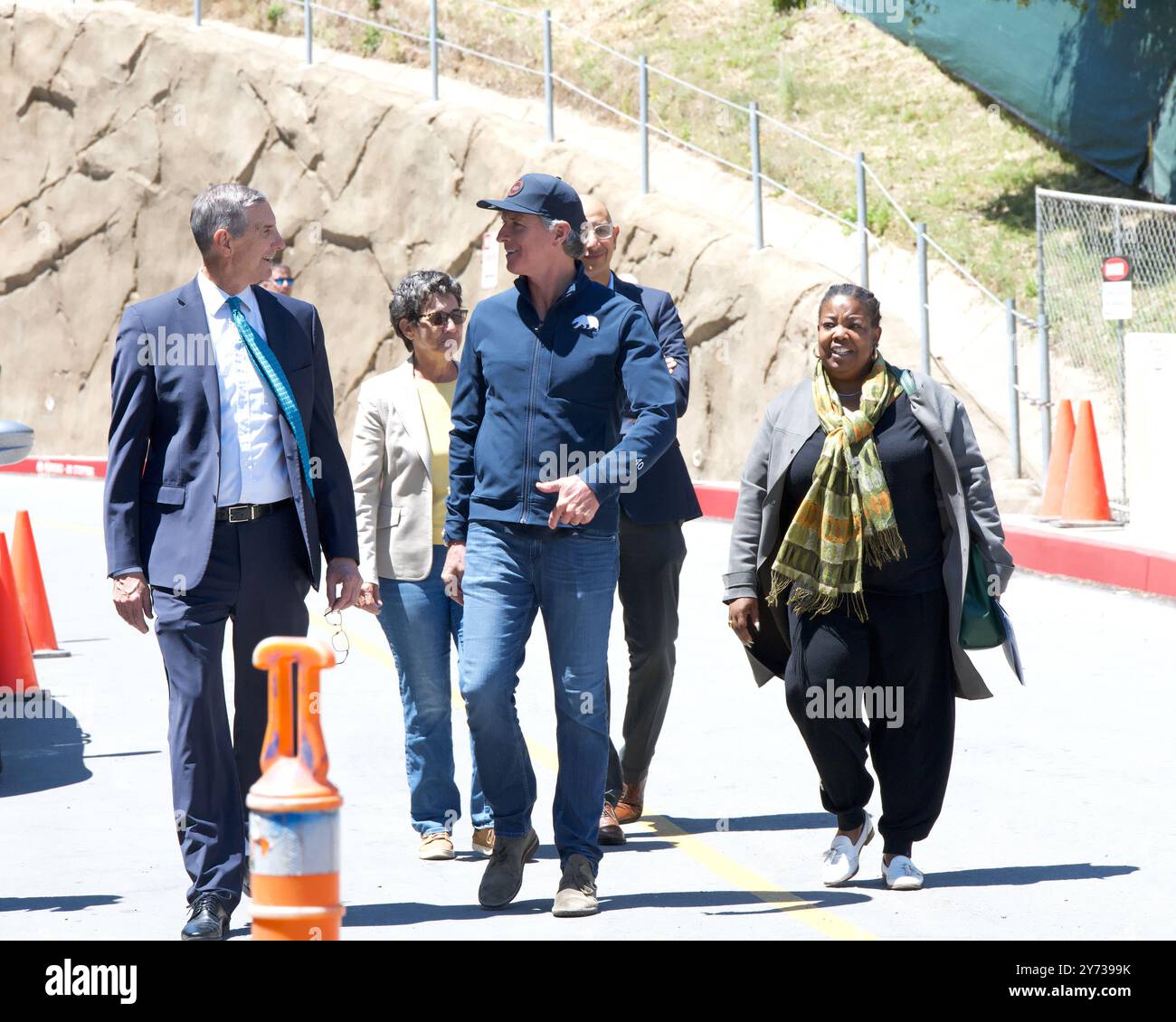 Redwood City, CA - 14 maggio 2024: Il governatore Gavin Newsom si reca a una conferenza stampa che aggiorna gli sforzi degli stati per trasformare il sistema di salute mentale. Foto Stock