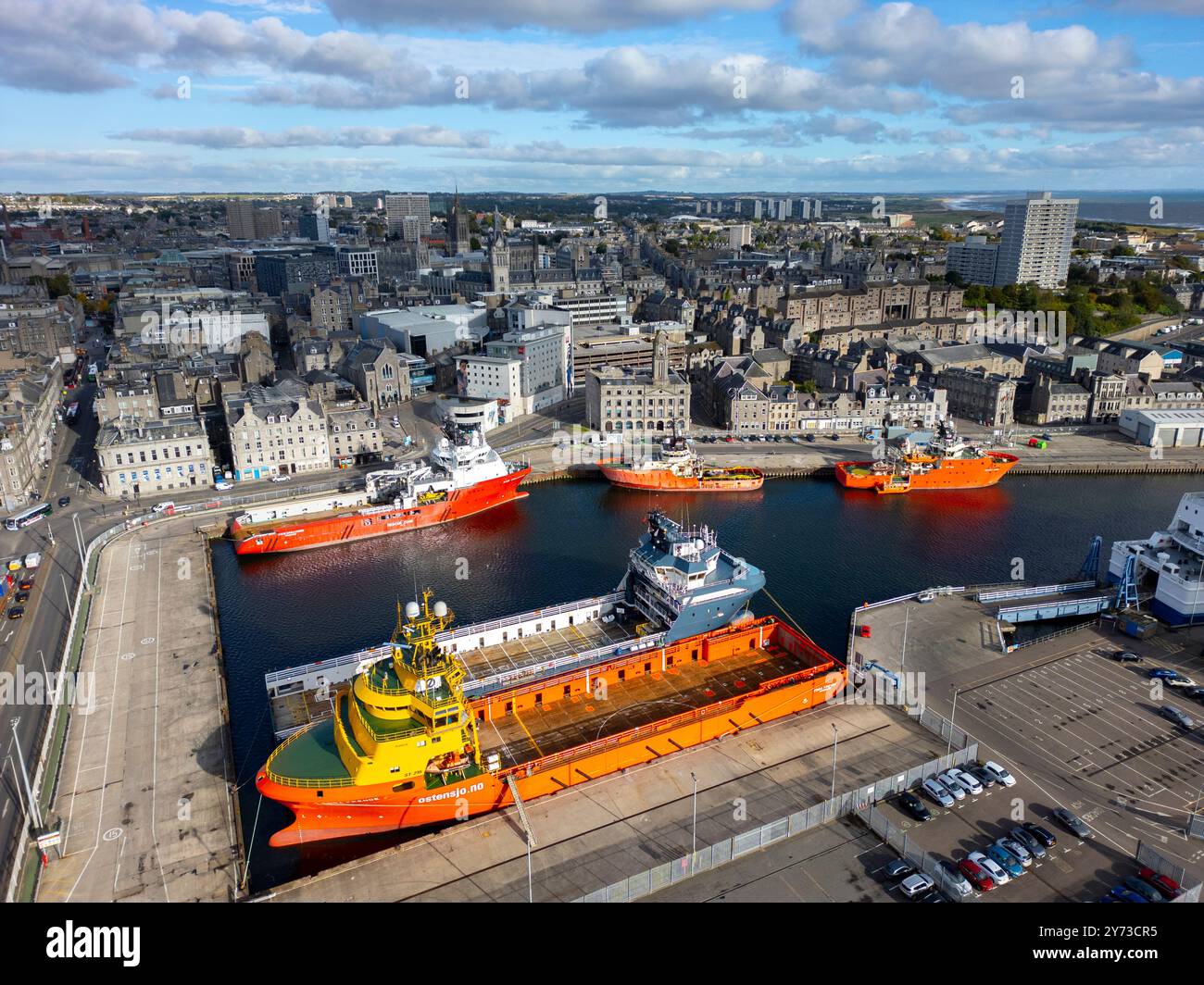 Vista aerea dal drone delle navi nel porto e nello skyline della città di Aberdeen Port, Aberdeenshire, Scozia, Regno Unito Foto Stock