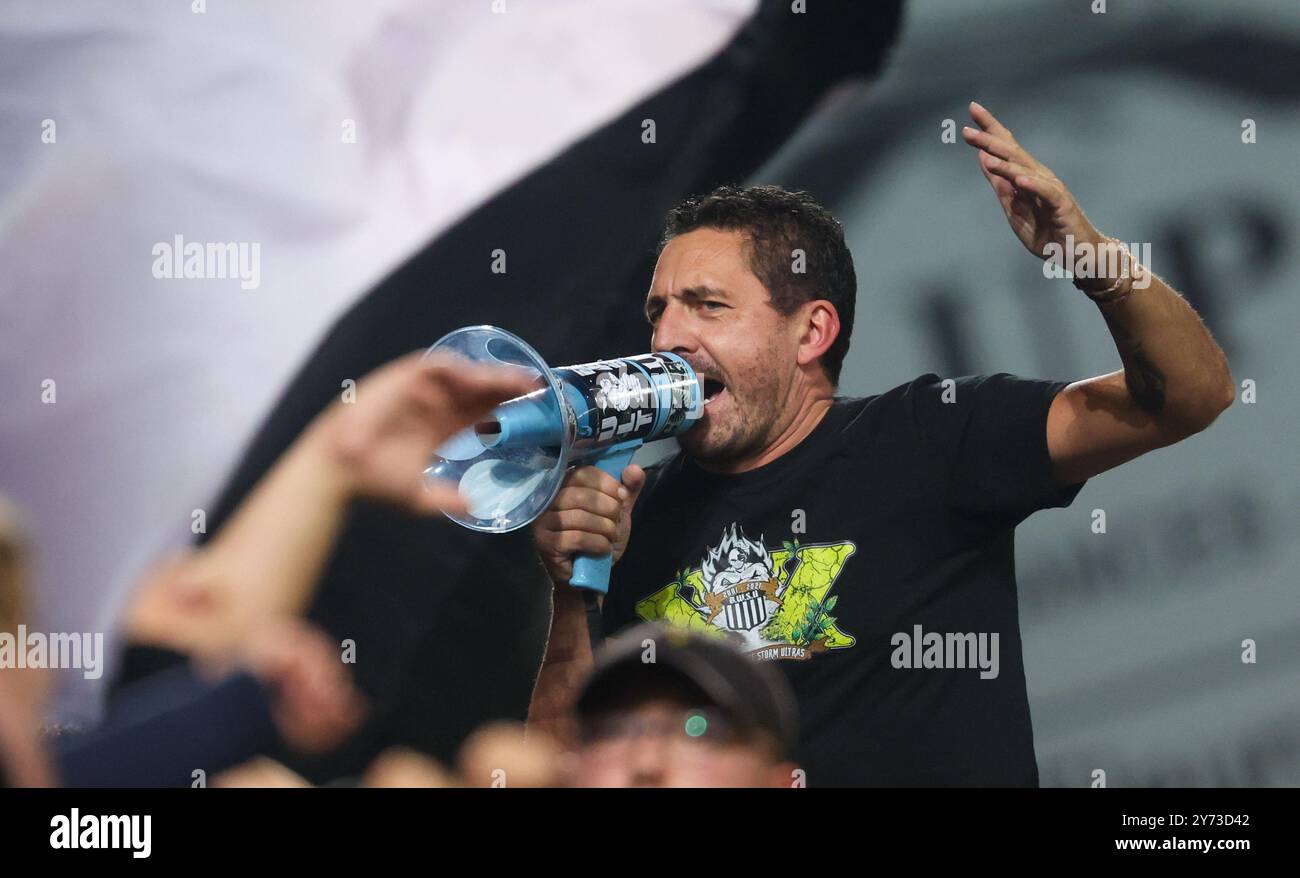 Charleroi, Belgio. 27 settembre 2024. Tifoso del Charleroi raffigurato durante una partita di calcio tra lo Sporting Charleroi e il Club Brugge, venerdì 27 settembre 2024 a Charleroi, il giorno 9 della stagione 2024-2025 della prima divisione del campionato belga 'Jupiler Pro League'. BELGA PHOTO VIRGINIE LEFOUR credito: Belga News Agency/Alamy Live News Foto Stock