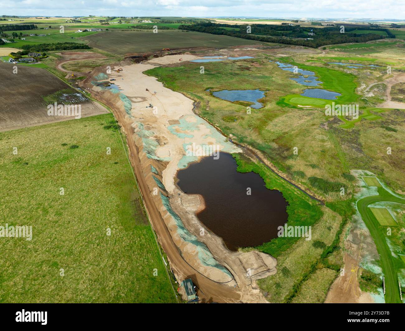 Vista aerea dal drone del cantiere del nuovo campo da golf MacLeod presso il campo da golf Trump International Golf Links sulla costa di Balmedie ad Aberdeen, Aber Foto Stock