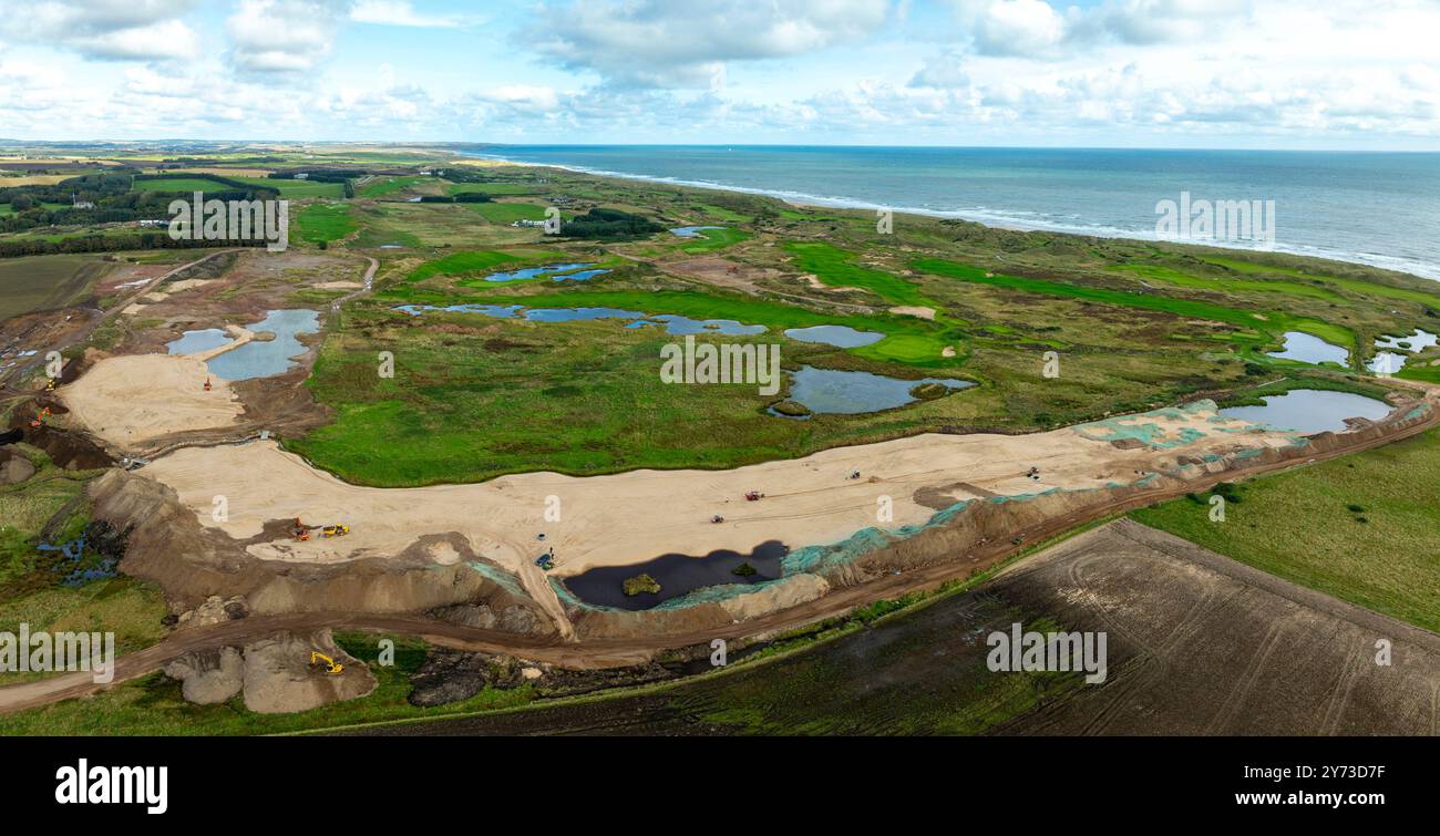 Vista aerea dal drone del cantiere del nuovo campo da golf MacLeod presso il campo da golf Trump International Golf Links sulla costa di Balmedie ad Aberdeen, Aber Foto Stock