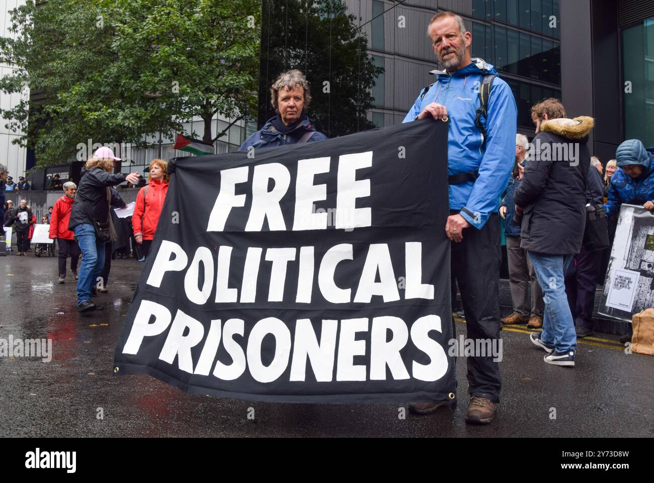 Londra, Regno Unito. 27 settembre 2024. I manifestanti tengono uno striscione "prigionieri politici liberi" durante una "mostra di protesta" all'esterno della Corte Corona di Southwark. I manifestanti si sono riuniti per mostrare il loro sostegno come due attivisti della Just Stop Oil, Phoebe Plummer e Anna Holland, che hanno gettato zuppa su un dipinto di Van Gogh, hanno ricevuto condanne in prigione. Credito: SOPA Images Limited/Alamy Live News Foto Stock