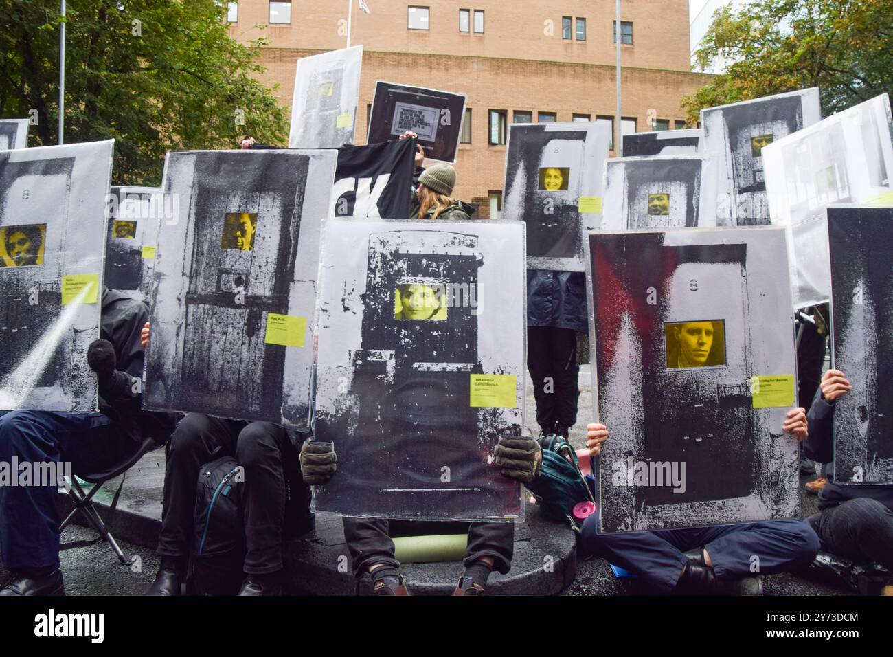 Londra, Regno Unito. 27 settembre 2024. Manifestanti che tengono le foto di numerosi prigionieri politici e attivisti in carcere una "mostra di protesta" fuori Southwark Crown Court. I manifestanti si sono riuniti per mostrare il loro sostegno come due attivisti della Just Stop Oil, Phoebe Plummer e Anna Holland, che hanno gettato zuppa su un dipinto di Van Gogh, hanno ricevuto condanne in prigione. Credito: SOPA Images Limited/Alamy Live News Foto Stock