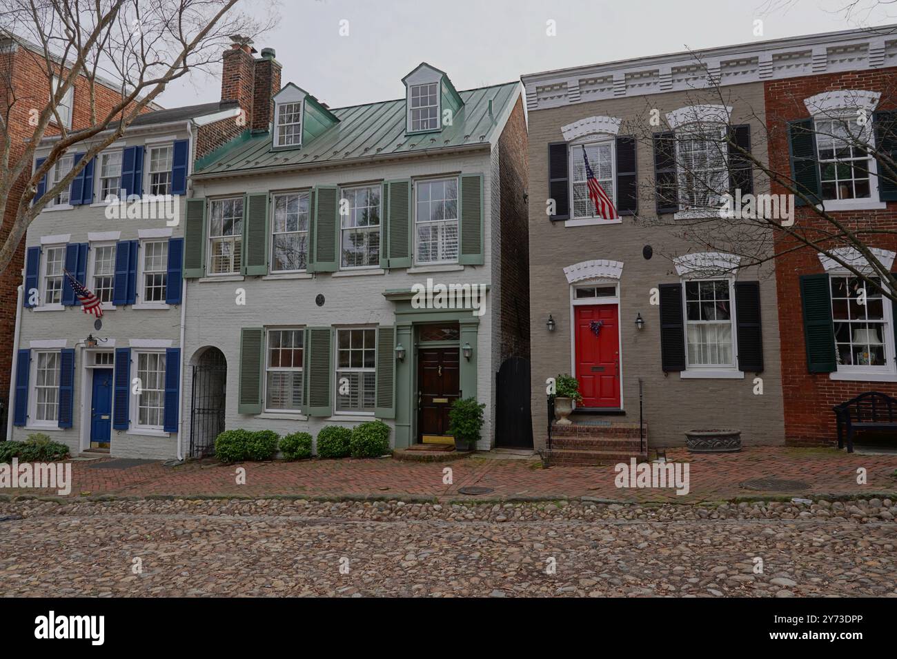Colorate case a file nel centro storico di Alexandria, Virginia Foto Stock