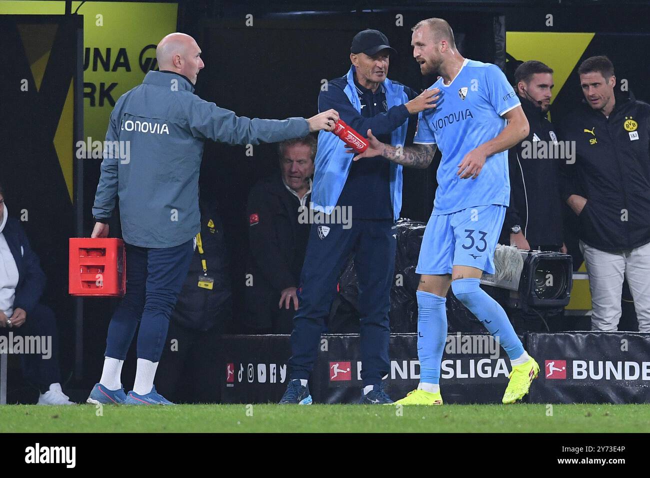 Dortmund, Germania. 27 settembre 2024. Fussball 1. Bundesliga 5. Spieltag Borussia Dortmund - VfL Bochum am 27.09.2024 im Signal Iduna Park a Dortmund Peter Zeidler ( Trainer/Cheftrainer Bochum ), mitte - Philipp Hofmann ( Bochum ), rechts regolamenti DFL vietano qualsiasi uso di fotografie come sequenze di immagini e/o quasi-video. Foto: Revierfoto credito: ddp media GmbH/Alamy Live News Foto Stock