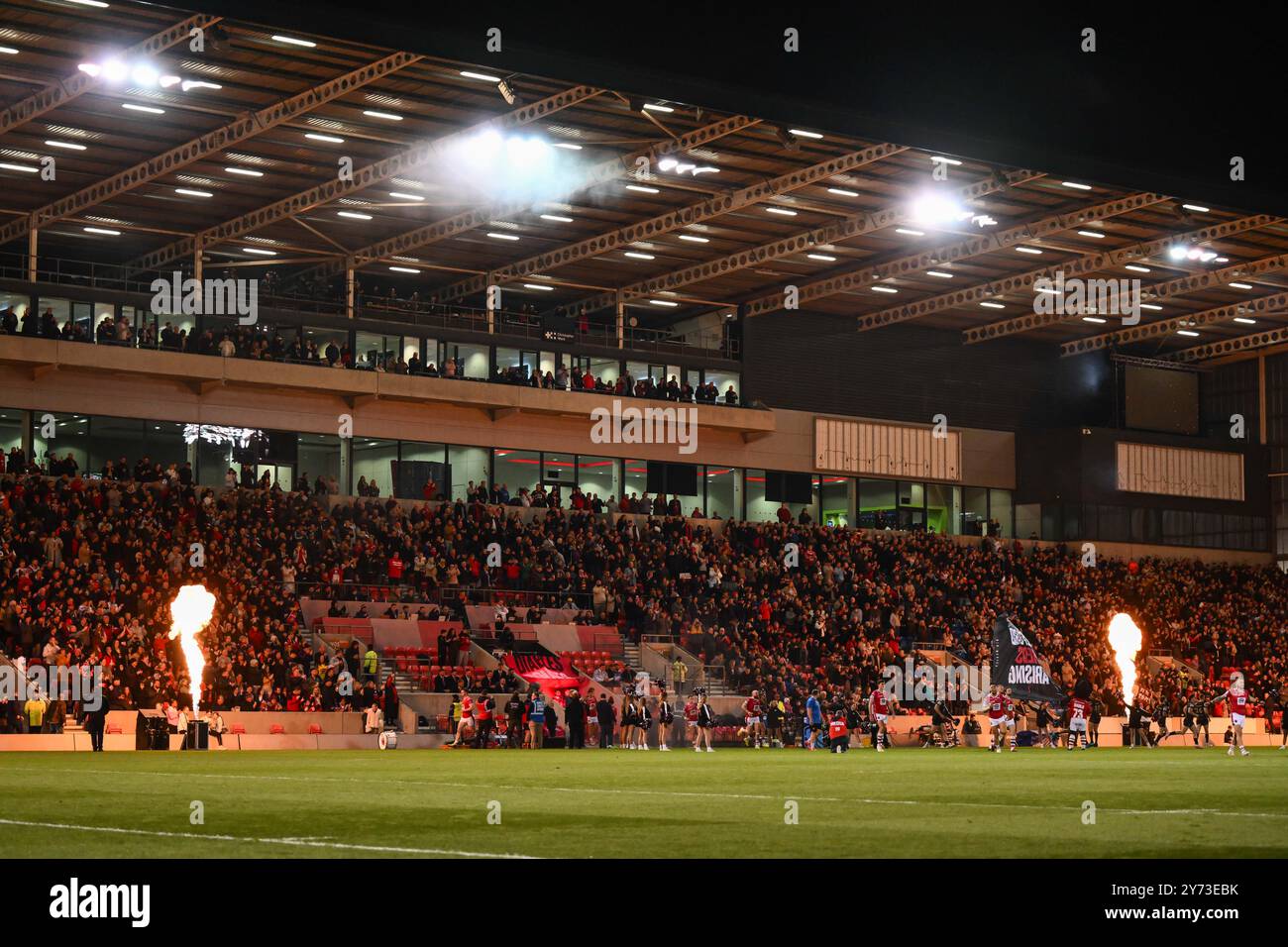 Una visione generale del Salford Community Stadium, sede dei Salford Red Devils mentre le squadre finiscono davanti al play-off di Betfred Super League Eliminator 1 Salford Red Devils contro Leigh Leopards al Salford Community Stadium, Eccles, Regno Unito, 27 settembre 2024 (foto di Craig Thomas/News Images) Foto Stock