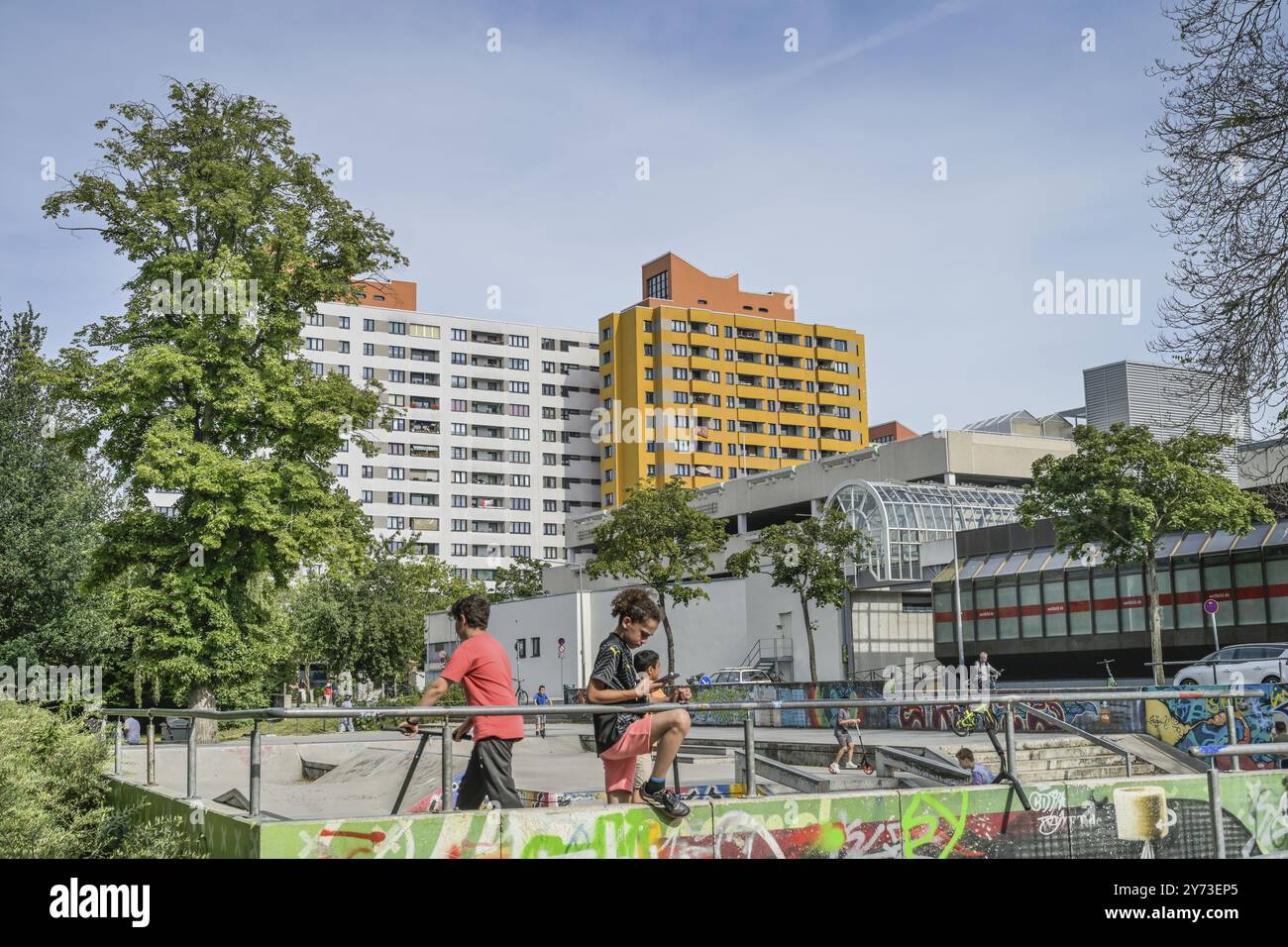 Parco giochi, edifici residenziali, Wilhelmsruher Damm, Maerkisches Viertel, Reinickendorf, Berlino, Germania, Europa Foto Stock