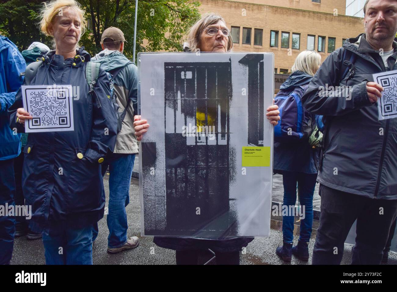 Londra, Regno Unito. 27 settembre 2024. Un manifestante tiene una foto di Charlotte Head, un'attivista imprigionata del gruppo Palestine Action, durante una "mostra di protesta" fuori Southwark Crown Court. I manifestanti si sono riuniti per mostrare il loro sostegno come due attivisti della Just Stop Oil, Phoebe Plummer e Anna Holland, che hanno gettato zuppa su un dipinto di Van Gogh, hanno ricevuto condanne in prigione. (Foto di Vuk Valcic/SOPA Images/Sipa USA) credito: SIPA USA/Alamy Live News Foto Stock