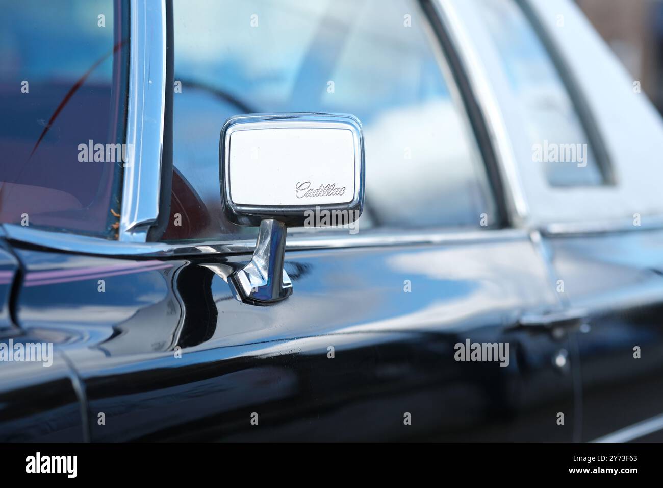 Cadilac DeVille 1976 modello dettaglio del nome Cadilac sullo specchietto retrovisore lato guida Foto Stock