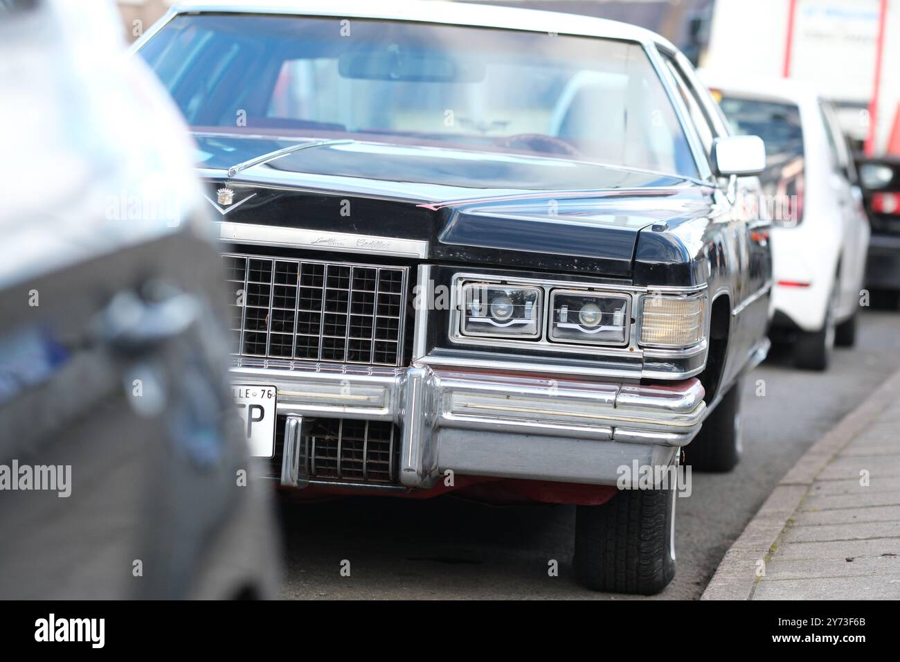 Cadillac DeVille modello 1976 parcheggiata tra auto moderne Foto Stock