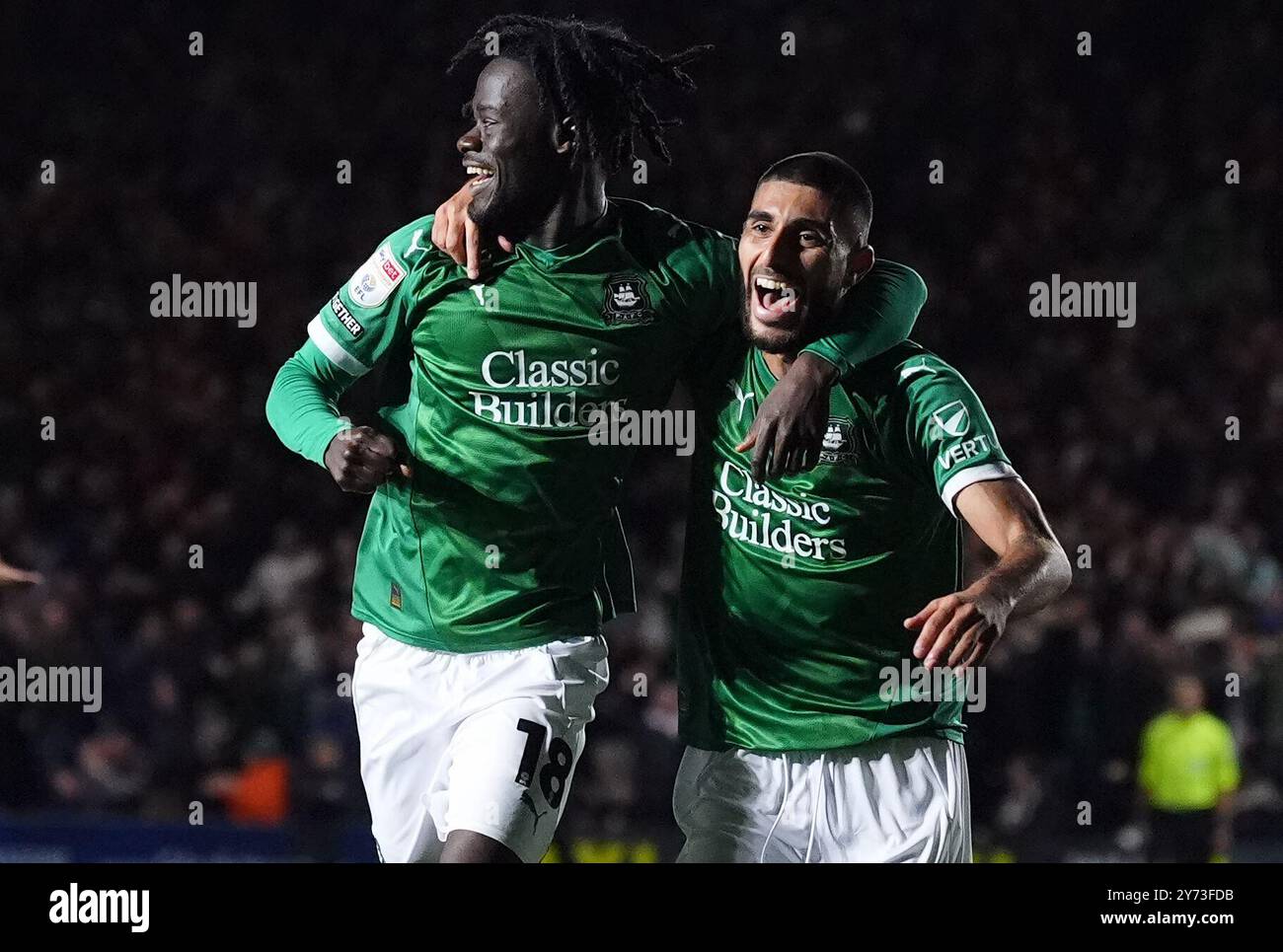 Rami al Hajj (a destra) di Plymouth Argyle celebra il primo gol della squadra durante la partita del campionato Sky Bet a Home Park, Plymouth. Data foto: Venerdì 27 settembre 2024. Foto Stock