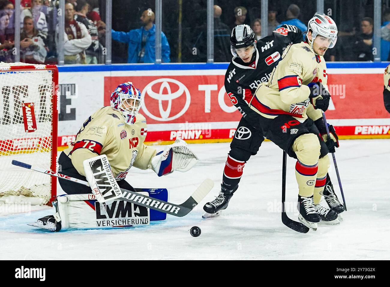 Germania. 27 settembre 2024. Eishockey Penny-DEL 3.Spieltag Koelner Haie - Nuernberg Ice Tigers AM 27.09.2024 in der Lanxess Arena a Koeln Leon Hungerecker ( Nuernberg ), Links - Marco Muenzenberger ( Koeln ), mitte - Julius Karrer ( Nuernberg ), rechts Gemaess den Vorgaben der Deutsche Eishockey Liga ist die Publikation und Weiterverwertung der Foto: Revierfoto credito: ddp media GmbH/Alamy Live News Foto Stock