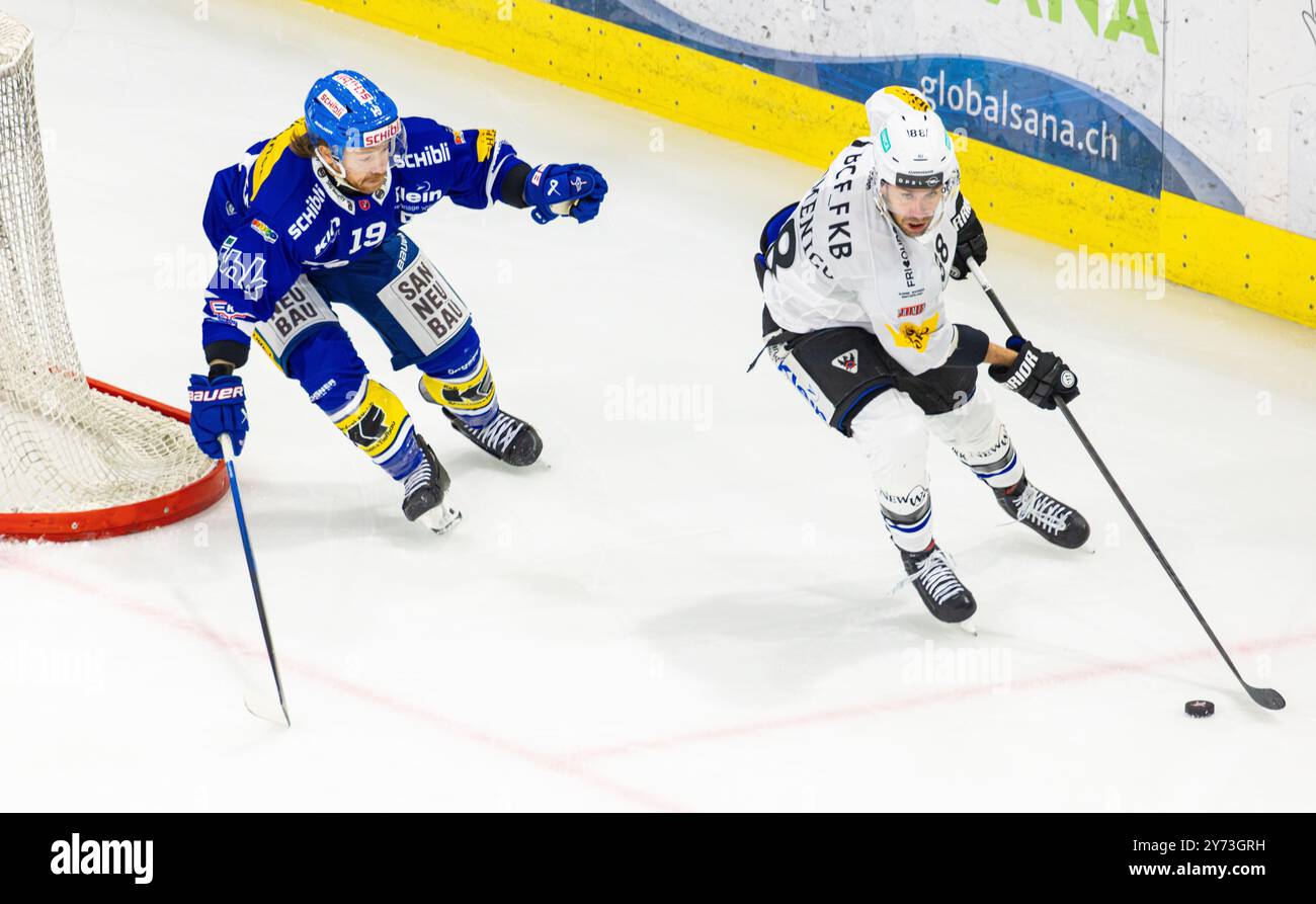 Kloten, Svizzera, 27 settembre 2024: #19 Steve Kellenberger (Kloten) porta via l'opportunità del pass dal #88 Christopher DiDomenico (Friburgo). (Foto di Andreas Haas/dieBildmanufaktur) credito: DieBildmanufaktur/Alamy Live News Foto Stock