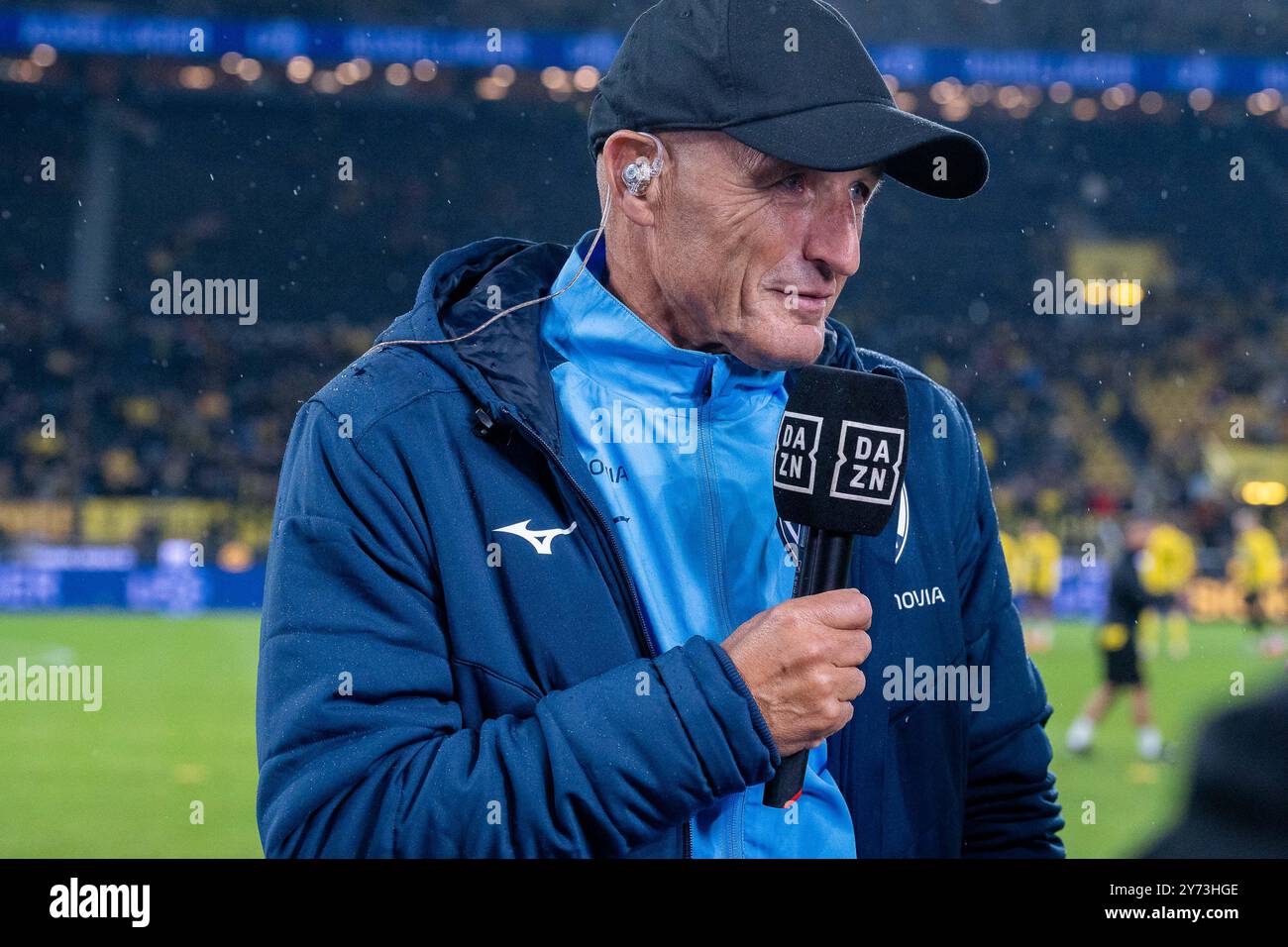 Peter Zeidler (VfL Bochum 1848, Cheftrainer) im DAZN Interview, GER BVB Borussia Dortmund 09 vs. VfL Bochum, Fussball, Bundesliga, Spieltag 5, Saison 2024/2025, 27.09.2024 LE NORMATIVE DFB/DFL VIETANO QUALSIASI USO DI FOTOGRAFIE COME SEQUENZE DI IMMAGINI E/O QUASI-VIDEO, FOTO: EIBNER-PRESSEFOTO/FABIAN FRIESE Foto Stock