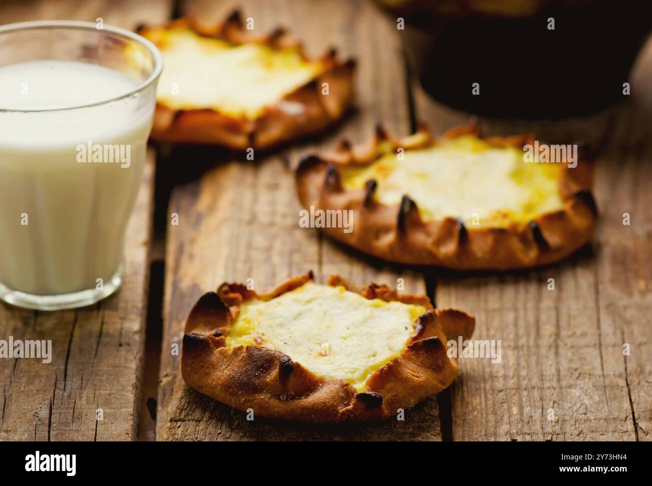 kalitka, tradizionale torta russa di patate con impasto di segale. stile rustico. Foto Stock