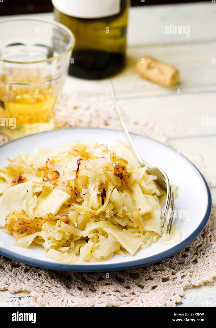 Spaghetti con cavolo stufato. Cucina austriaca. messa a fuoco selettiva. Foto Stock