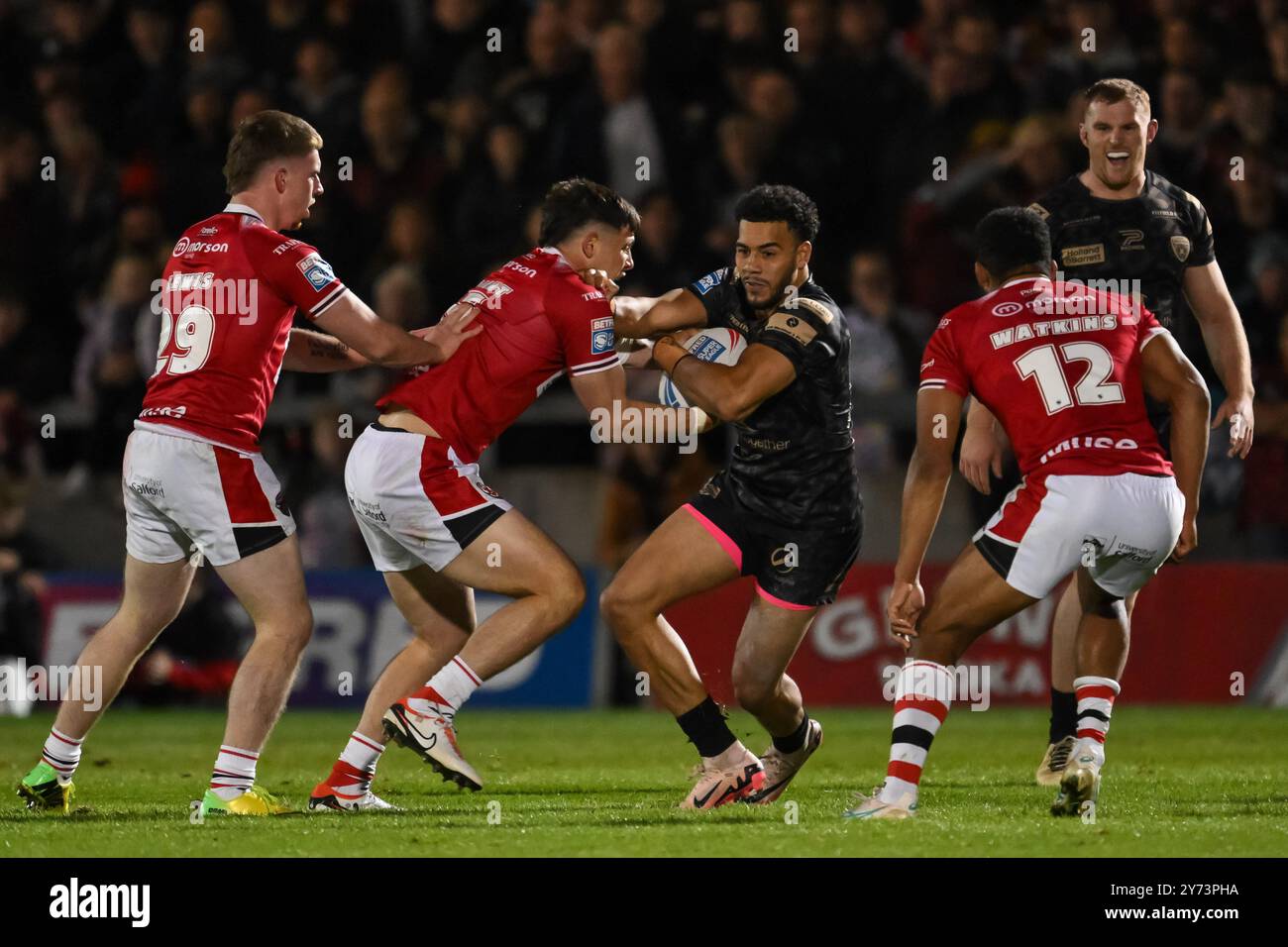 Umyla Hanley di Leigh Leopards viene affrontato da Shane Wright dei Salford Red Devils durante il play-off di Betfred Super League Eliminator 1 Salford Red Devils contro Leigh Leopards al Salford Community Stadium, Eccles, Regno Unito, 27 settembre 2024 (foto di Craig Thomas/News Images) Foto Stock