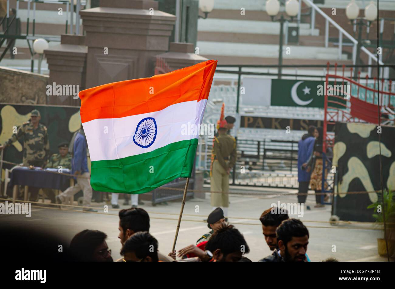 Bandiera indiana alla cerimonia di confine Attari-Wagah, Punjab Foto Stock