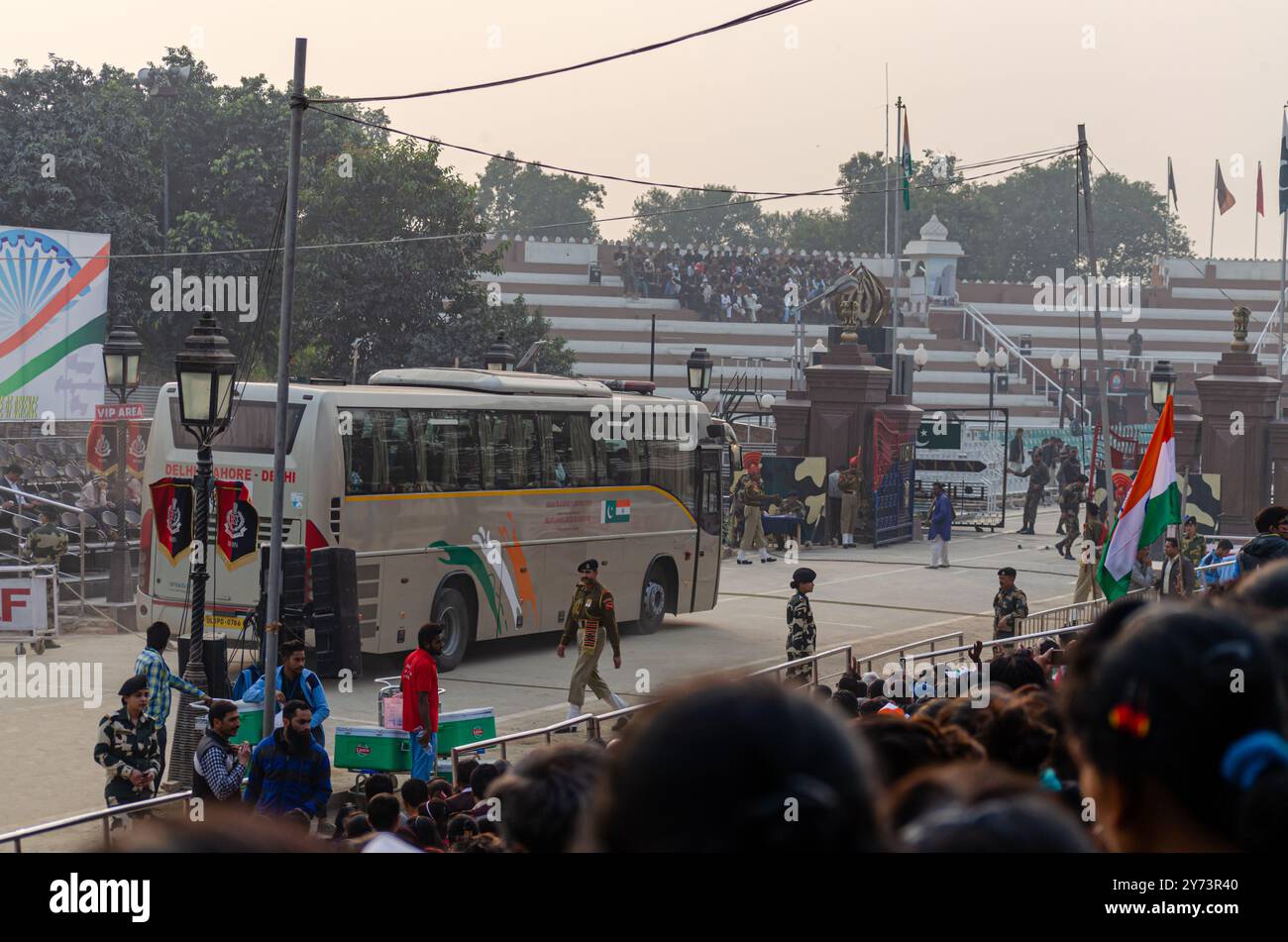 Delhi-Lahore Bus, ufficialmente conosciuto come Sada-e-Sarhad, attraversa il confine di Wagah Attari nel Punjab Foto Stock