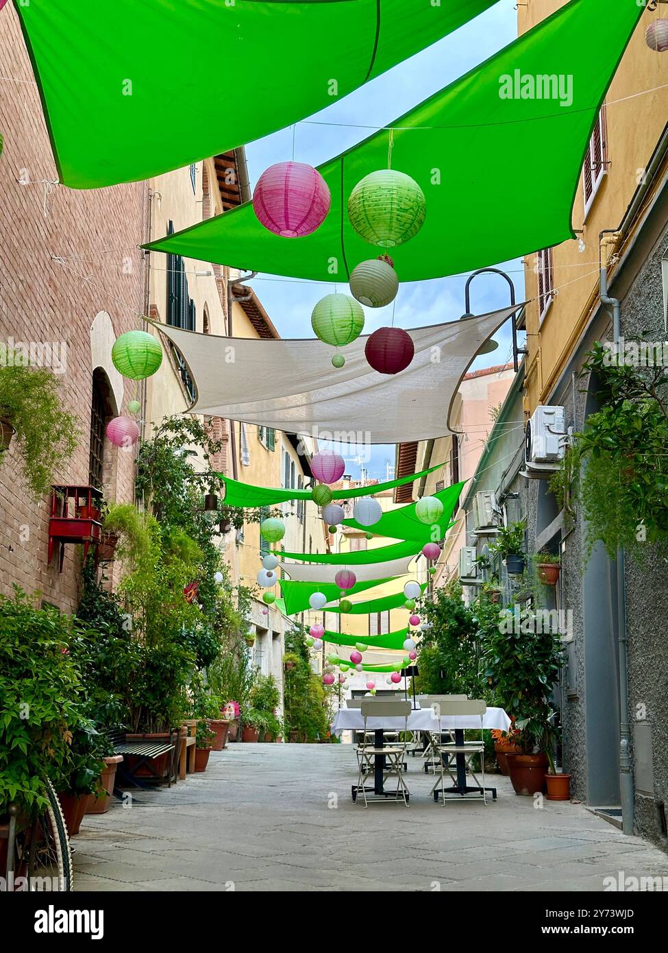 La fotografia raffigura un paesaggio medievale in pietra della città, che mostra dettagli architettonici in estate. - Immagine stock catturata con smartphone