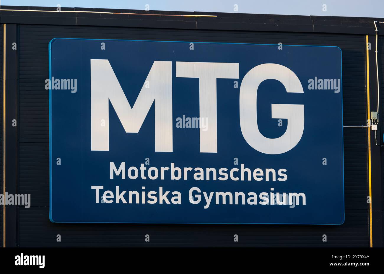 Goteborg, Svezia - 12 febbraio 2023: Logo del Motorbranschens Tekniska Gymnasium sul muro di un edificio scolastico Foto Stock