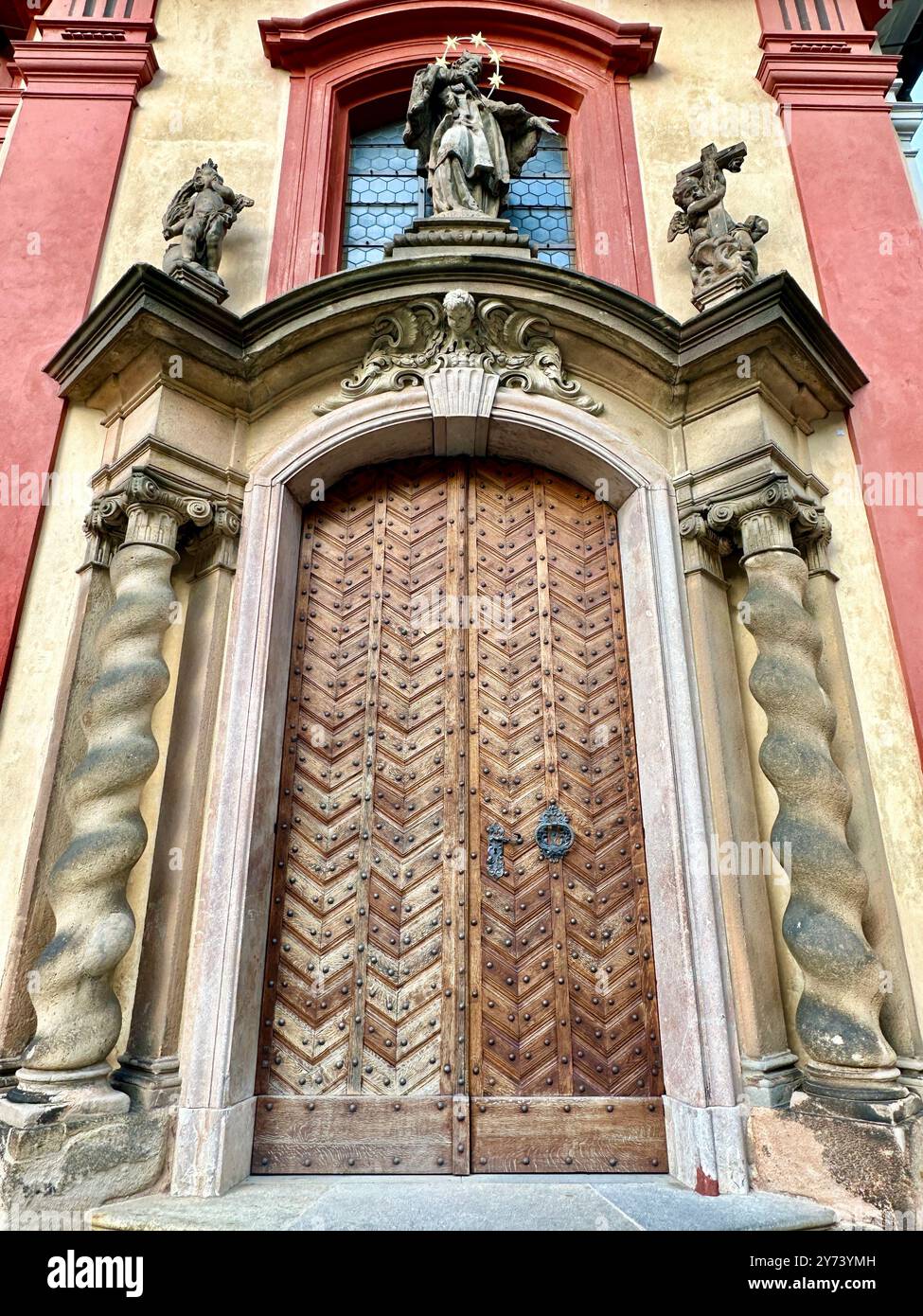 La fotografia cattura una vista dettagliata di un antico cancello medievale in legno e metallo, situato nelle strade di una storica città europea. - Immagine stock catturata con smartphone