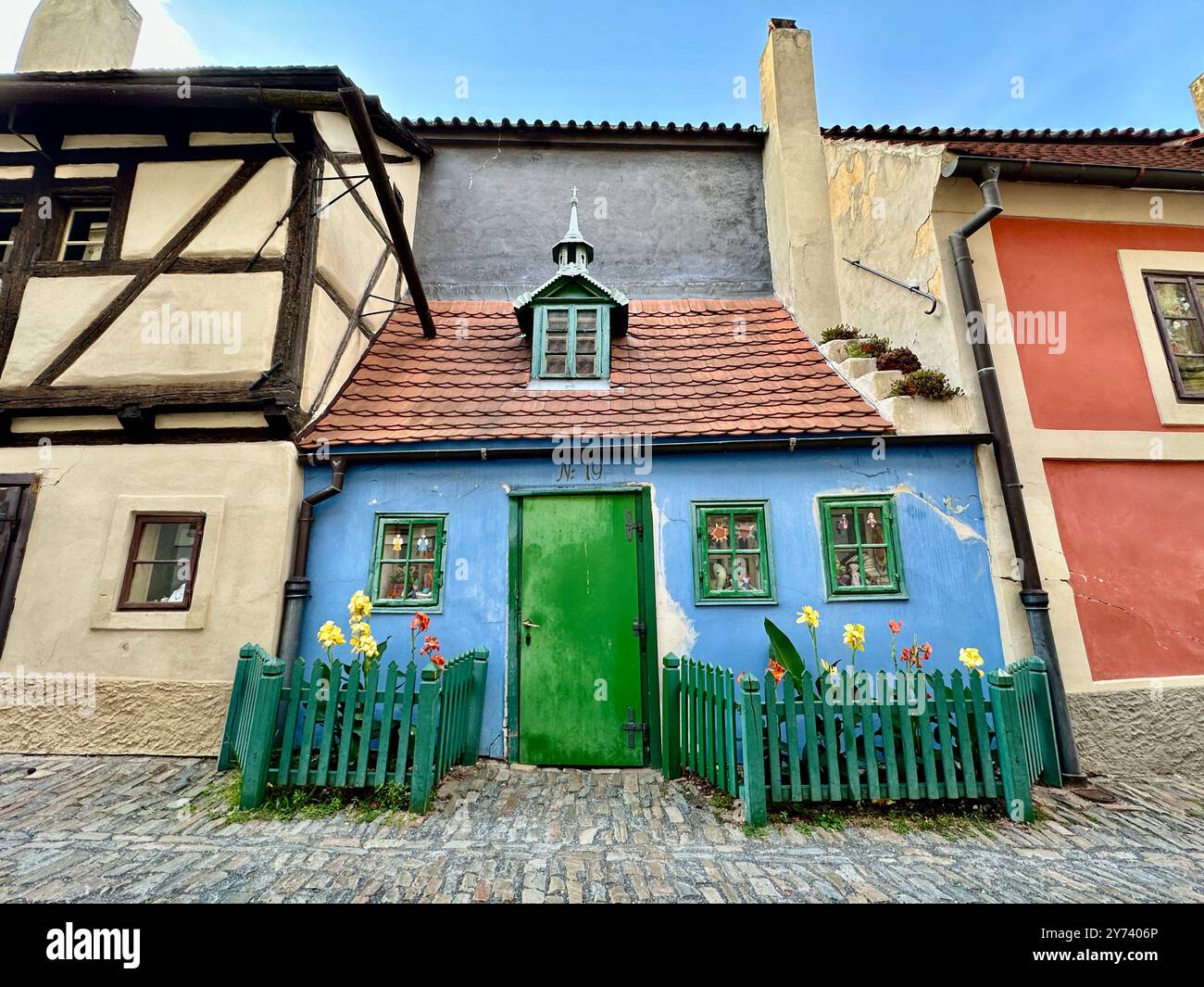 La fotografia mostra un paesaggio urbano medievale europeo in estate, caratterizzato da tetti vivaci e intricati dettagli architettonici. Foto Stock