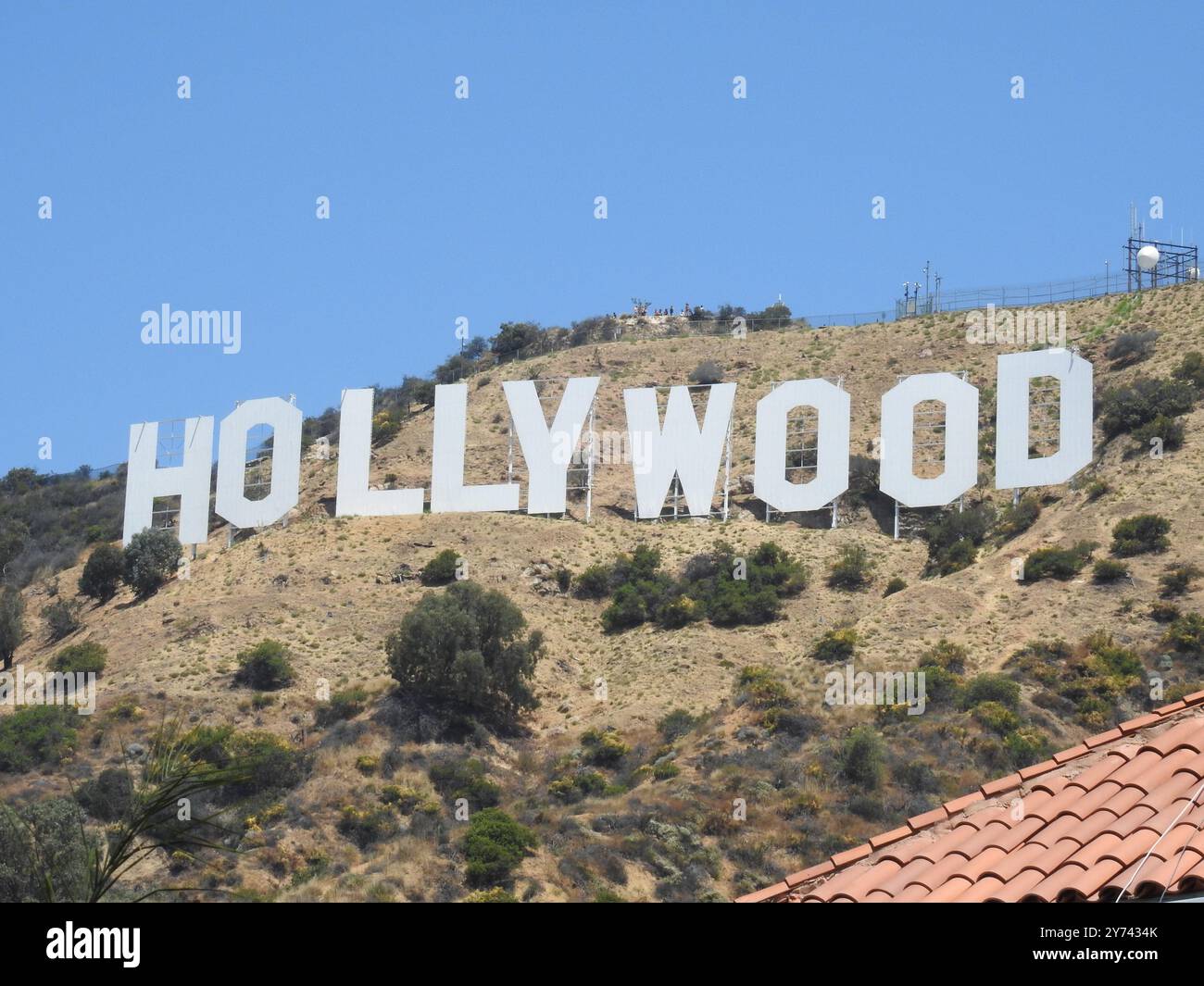 L'insegna di Hollywood, arroccata sulle colline di Hollywood, simboleggia l'industria dell'intrattenimento globale e il fascino del patrimonio cinematografico e televisivo di Los Angeles. Foto Stock