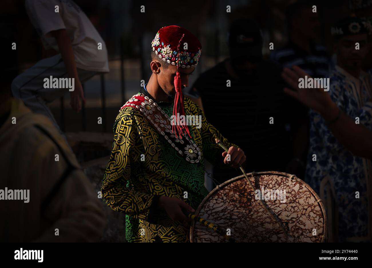 Senti il battito del cuore del Marocco attraverso i ritmi soul di Gnaoua radicati nelle antiche tradizioni, la musica di Gnaoua fonde potenti tamburi, Foto Stock