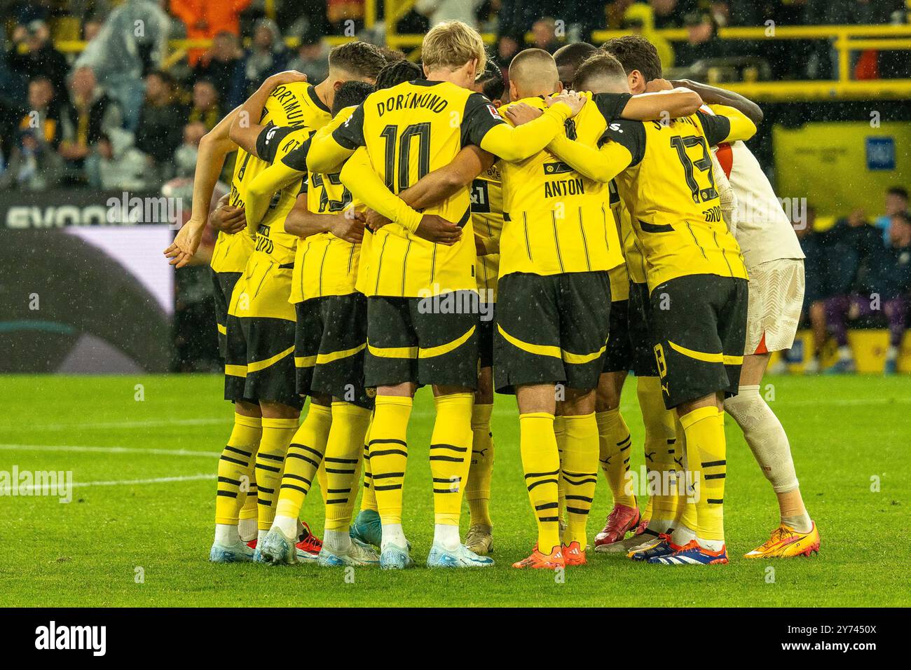 Die Dortmunder Startelf vs. dem Anpfiff, GER BVB Borussia Dortmund 09 vs. VfL Bochum, Fussball, Bundesliga, Spieltag 5, Saison 2024/2025, 27.09.2024 LE NORMATIVE DFB/DFL VIETANO QUALSIASI USO DI FOTOGRAFIE COME SEQUENZE DI IMMAGINI E/O QUASI-VIDEO, FOTO: EIBNER-PRESSEFOTO/FABIAN FRIESE Foto Stock