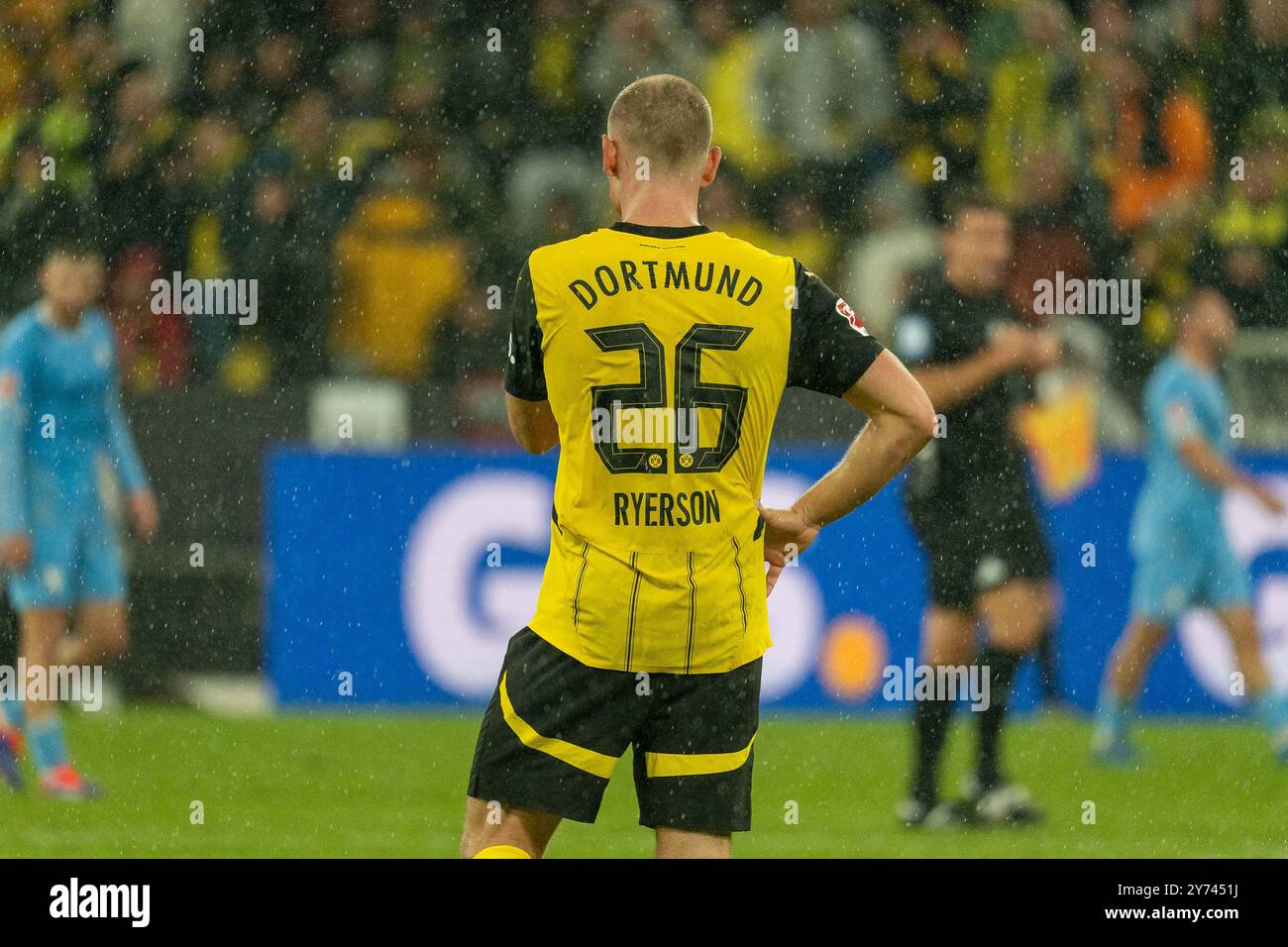 Julian Ryerson (Borussia Dortmund, #26) steht im Regen, GER BVB Borussia Dortmund 09 vs. VfL Bochum, Fussball, Bundesliga, Spieltag 5, Saison 2024/2025, 27.09.2024 LE NORMATIVE DFB/DFL VIETANO QUALSIASI USO DI FOTOGRAFIE COME SEQUENZE DI IMMAGINI E/O QUASI-VIDEO, FOTO: EIBNER-PRESSEFOTO/FABIAN FRIESE Foto Stock