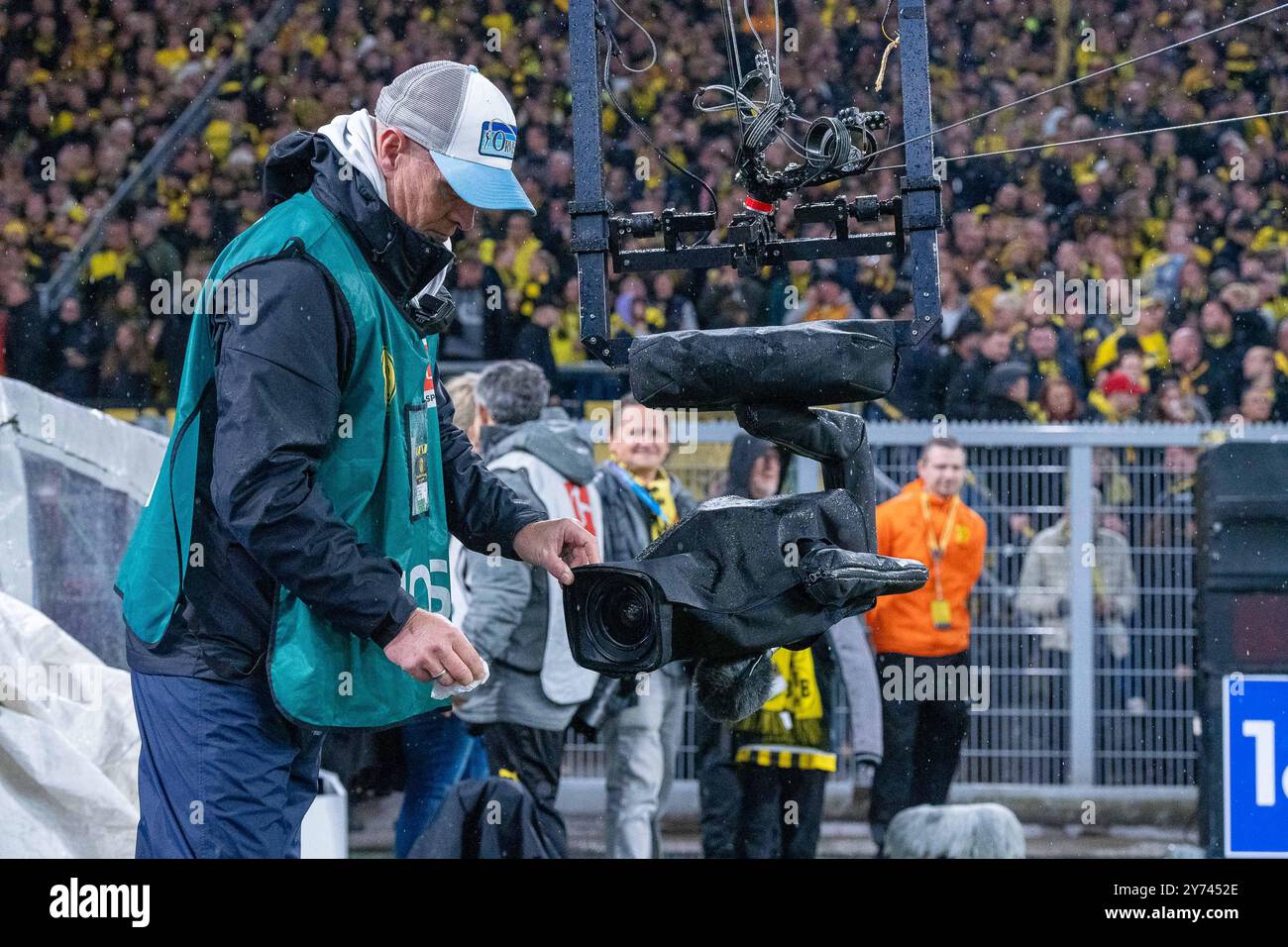 Symbolbild, ein Kameramann wischt das Objektiv der Drahtseil-Kamera trocken, Dauerregen a Dortmund, GER BVB Borussia Dortmund 09 vs. VfL Bochum, Fussball, Bundesliga, Spieltag 5, Saison 2024/2025, 27.09.2024 LE NORMATIVE DFB/DFL VIETANO QUALSIASI USO DI FOTOGRAFIE COME SEQUENZE DI IMMAGINI E/O QUASI-VIDEO, FOTO: EIBNER-PRESSEFOTO/FABIAN FRIESE Foto Stock