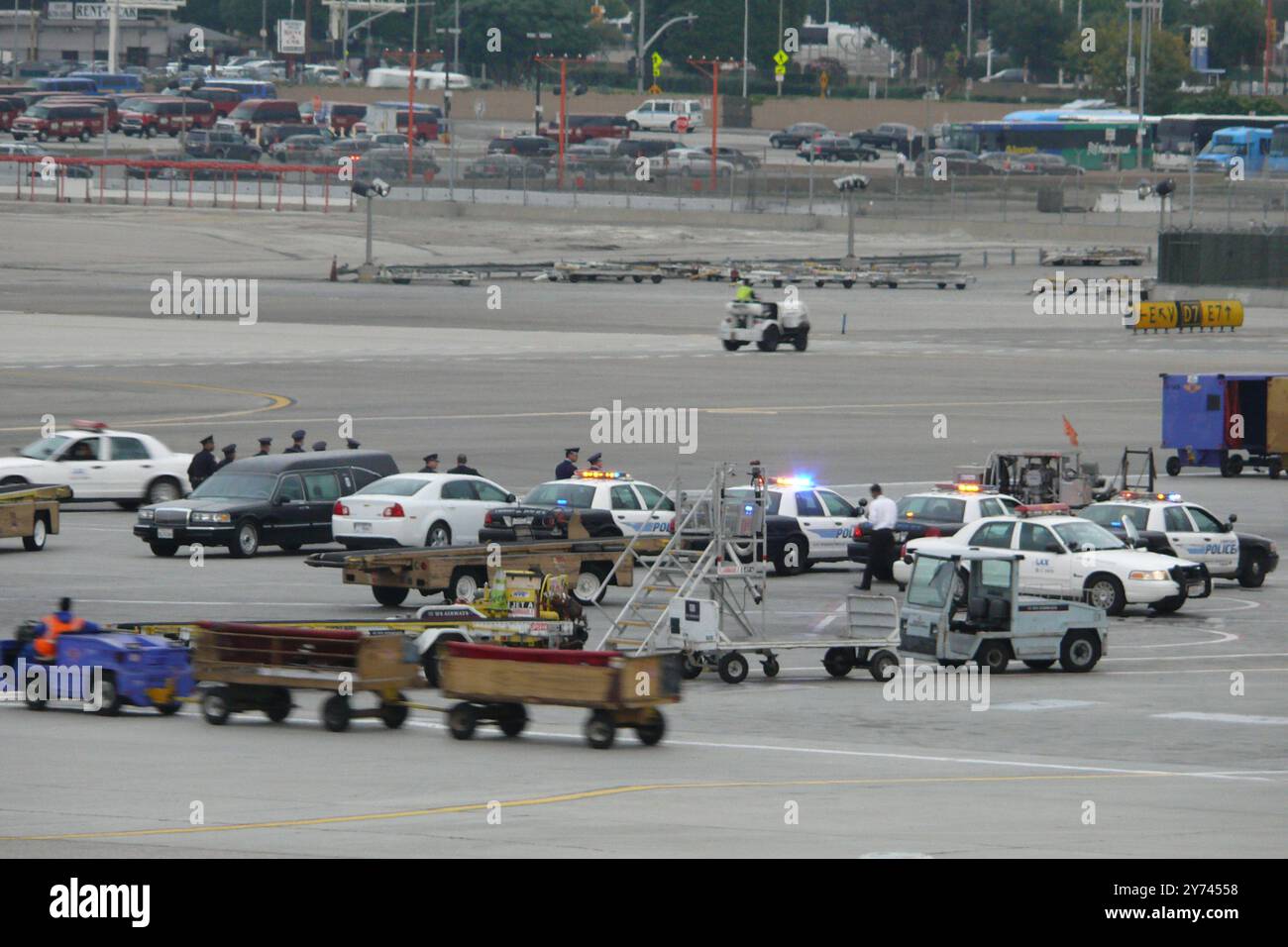 ChatGPT scorta di polizia e risposta di emergenza in pista aeroporto che coinvolge veicoli e personale delle forze dell'ordine vicino a un aereo Southwest Airlines in A. Foto Stock