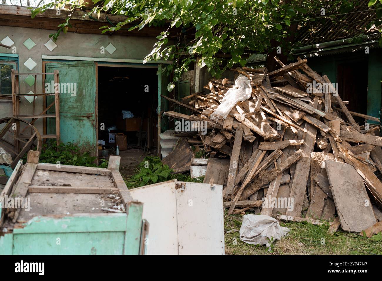 Palafitte abbandonate circondate dalla crescita eccessiva della natura. Foto Stock