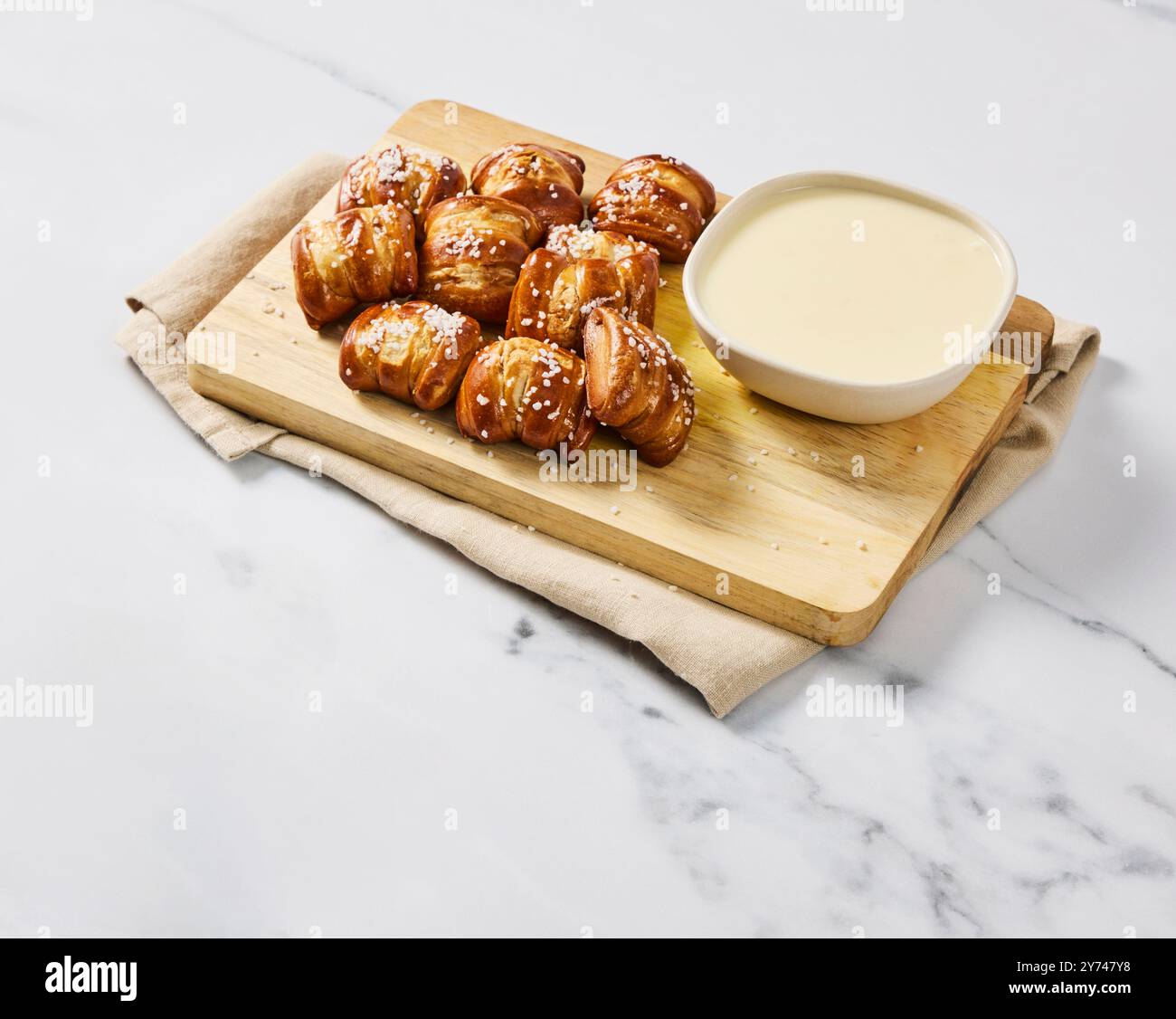 sono i croissant al burro, la marmellata di lamponi, il miele e il burro salato Foto Stock