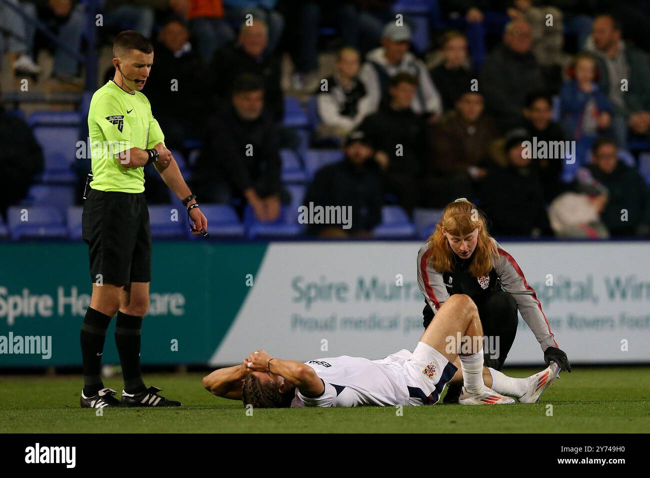 Birkenhead, Regno Unito. 27 settembre 2024. Josh Davison dei Tranmere Rovers riceve un trattamento come l'arbitro Edward Duckworth. EFL Skybet Football League Two Match, Tranmere Rovers contro Salford City a Prenton Park, Birkenhead, Wirral venerdì 27 settembre 2024. Questa immagine può essere utilizzata solo per scopi editoriali. Solo per uso editoriale, .pic di Chris Stading/ credito: Andrew Orchard fotografia sportiva/Alamy Live News Foto Stock