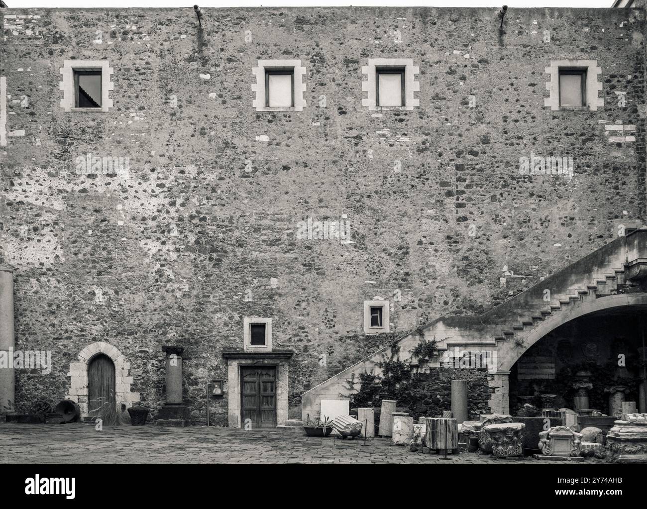 Mura di Catania #01, 2018. La parete orientale del cortile di Castello Ursino; Catania, Sicilia, Italia Foto Stock