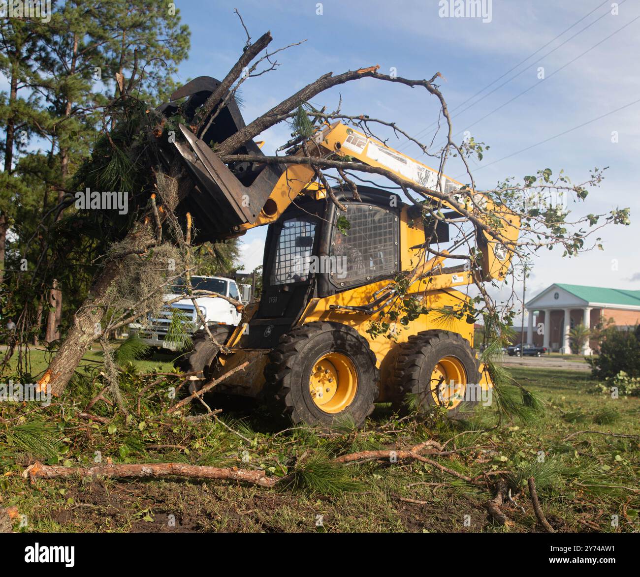 Edwin Phillips, pilota di camion pesanti per TSAY Ferguson-Williams, lavora per eliminare i detriti in soccorso dell'uragano Helene a Fort Stewart, Georgia, 27 settembre 2024. Dopo l'uragano Helene, Fort Stewart si concentra sul recupero con l'aiuto del Dipartimento dei lavori pubblici. (Foto U.S. Army di PFC. Camron Hicks) Foto Stock
