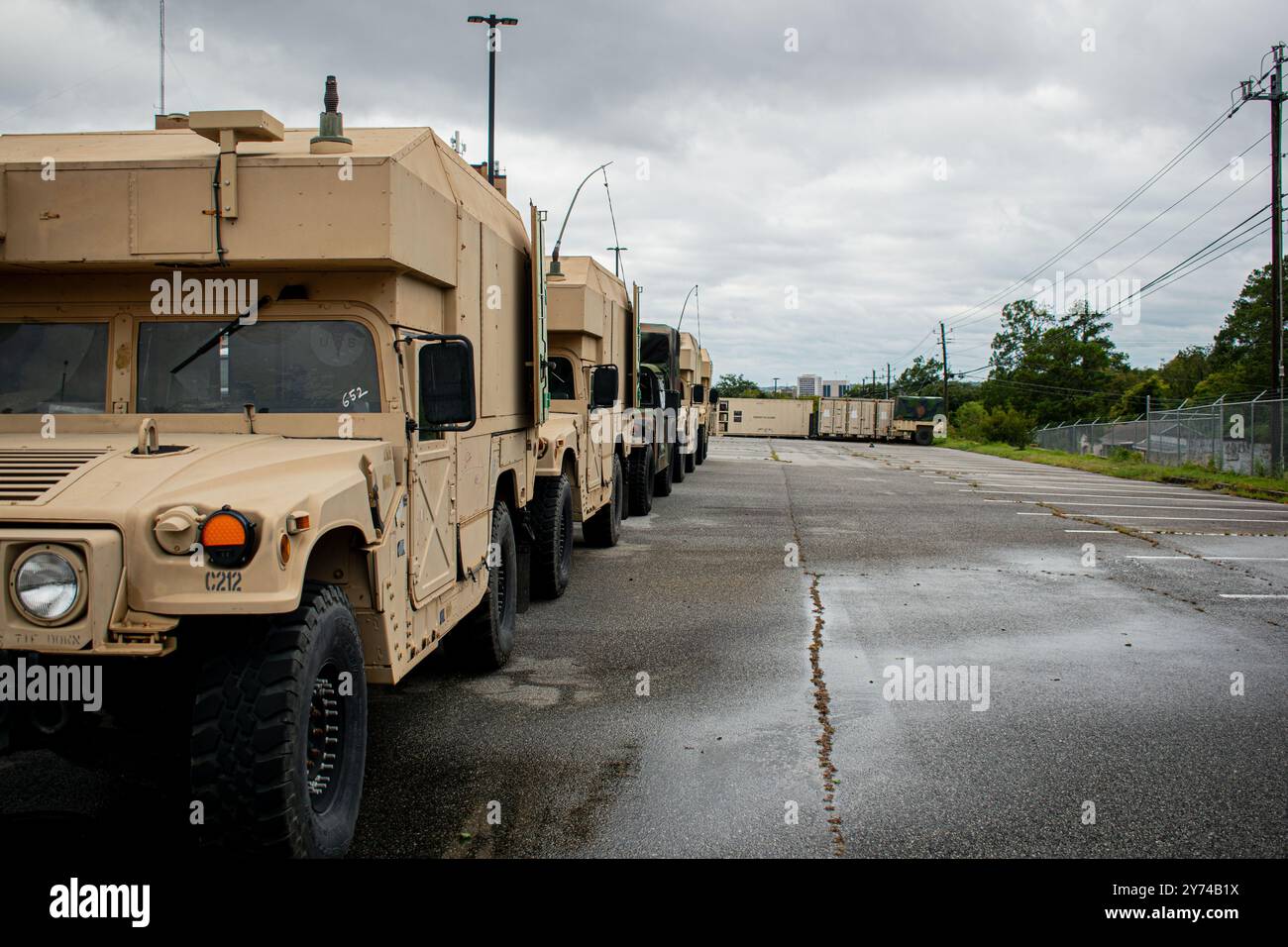 I veicoli dell'esercito degli Stati Uniti assegnati al quartier generale della compagnia di Macon, 148th Brigade Support Battalion, 48th Infantry Brigade Combat Team, Georgia Army National Guard, sono messi in scena per la risposta agli uragani a Macon, Georgia, 27 settembre 2024. La Guardia nazionale della Georgia sta fornendo supporto di risposta e recupero alle aree colpite dall'uragano Helene la Georgia Emergency Management and Homeland Security Agency (GEMA/HS) è l'agenzia principale. Continueremo a collaborare con GEMA/HS e altre entità locali, statali e federali sotto la direzione del Governatore. (U.S. Army National Guard p Foto Stock