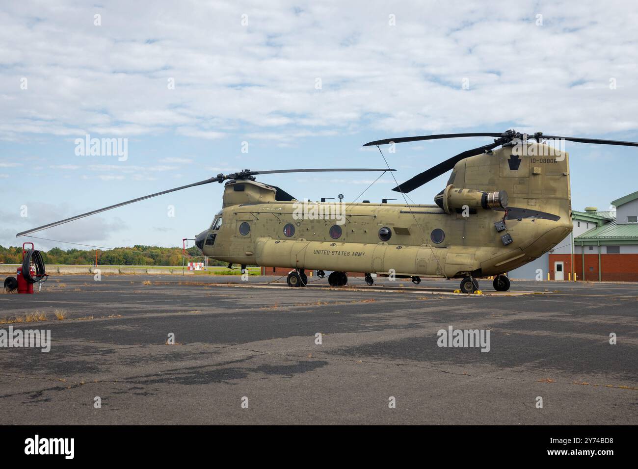 Un elicottero da trasporto Chinook CH-47F della Guardia Nazionale del Connecticut si trova presso la Connecticut Army National Guard Army Aviation Support Facility, Windsor Locks, Connecticut, 27 settembre 2024. Questo elicottero Chinook è in attesa nel caso in cui sia necessario aumentare un ulteriore CH-47F Chinook che è stato inviato in Carolina del Nord su richiesta della Guardia Nazionale della Carolina del Nord per sostenere le operazioni di soccorso in caso di disastro in risposta all'uragano Helene. (Foto U.S. Army del sergente Matthew Lucibello) Foto Stock