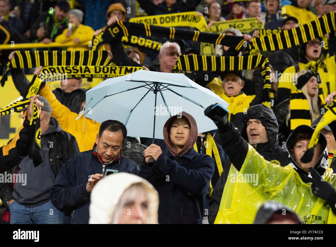 Tifosi del Borussia Dortmund, calcio 1° Bundesliga, 5° giorno, Borussia Dortmund (DO) - VfL Bochum (BO) 4:2 il 27 settembre 2024 a Dortmund/Germania. Le normative #DFL vietano qualsiasi uso di fotografie come sequenze di immagini e/o quasi-video # Foto Stock