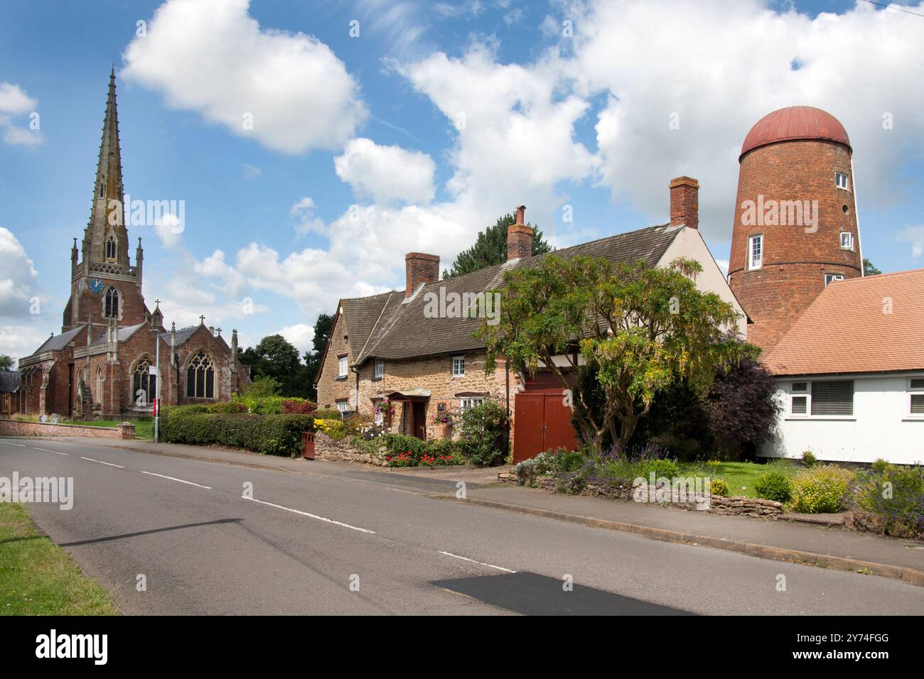 All Saints Church e il mulino a vento, Braunston, Northamptonshire, Inghilterra Foto Stock