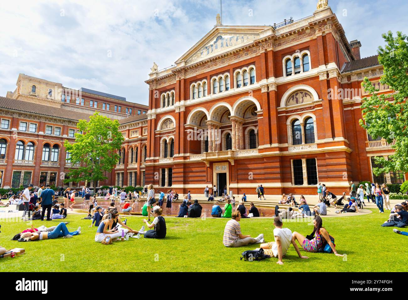 Persone che si rilassano nel John Madejski Garden in estate e nel quartiere Lecture Theatre, Victoria and Albert Museum, Londra, Inghilterra Foto Stock