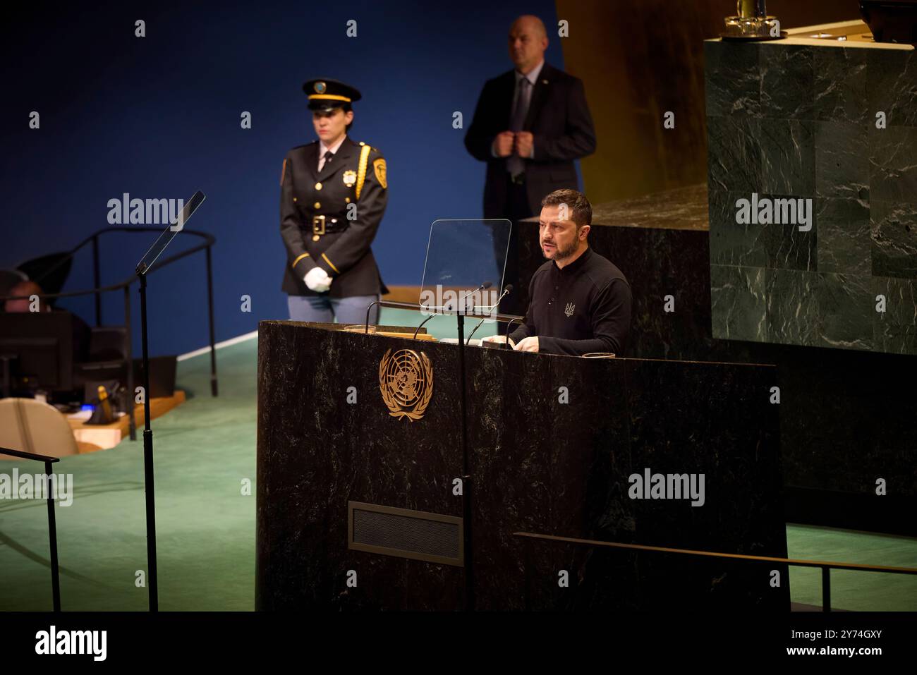 Un giorno in questa sala si dirà sicuramente che la guerra della Russia contro l’Ucraina è finita – non congelata, non sospesa, non dimenticata. Davvero finita. Ciò è stato affermato dal presidente Volodymyr Zelenskyy durante il suo discorso alla riunione ad alto livello del Consiglio di sicurezza delle Nazioni Unite. Ha osservato che la guerra finirà perché la carta delle Nazioni Unite funzionerà. Il Capo di Stato ha aggiunto che il secondo Vertice di pace dovrebbe essere preparato proprio per questo scopo e ha invitato tutti coloro che rispettano la carta delle Nazioni Unite ad aderire. Foto Stock