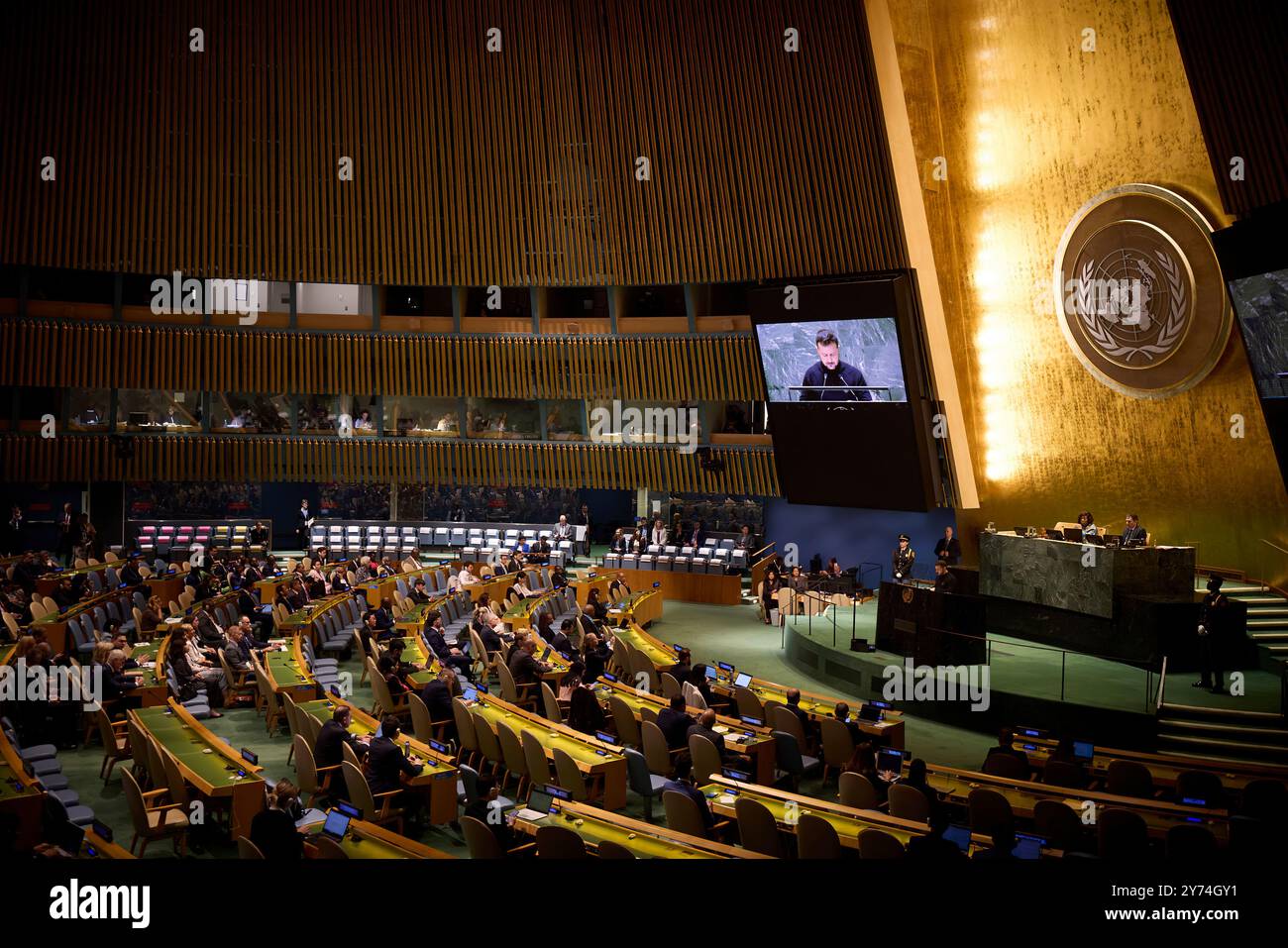 Un giorno in questa sala si dirà sicuramente che la guerra della Russia contro l’Ucraina è finita – non congelata, non sospesa, non dimenticata. Davvero finita. Ciò è stato affermato dal presidente Volodymyr Zelenskyy durante il suo discorso alla riunione ad alto livello del Consiglio di sicurezza delle Nazioni Unite. Ha osservato che la guerra finirà perché la carta delle Nazioni Unite funzionerà. Il Capo di Stato ha aggiunto che il secondo Vertice di pace dovrebbe essere preparato proprio per questo scopo e ha invitato tutti coloro che rispettano la carta delle Nazioni Unite ad aderire. Foto Stock