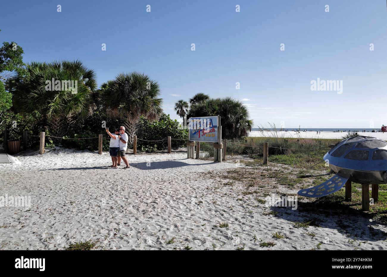 Goditi l'atmosfera vibrante e le coste incontaminate di Siesta Beach, la destinazione balneare più esclusiva di Sarasota, Florida. Foto Stock